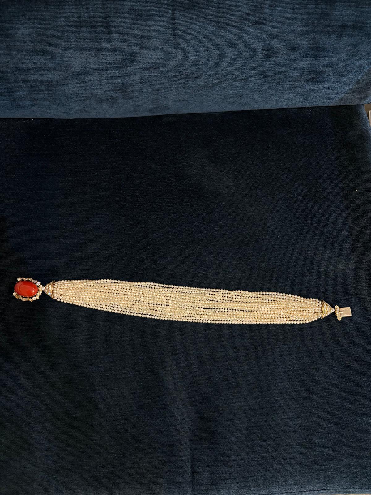 Una collana a torsiera di eccezionale eleganza, composta da venti file di perle d'acqua dolce coltivate e di dimensioni corrispondenti. La collana, progettata come un girocollo, termina con una splendida ed elegante chiusura oversize in oro 18