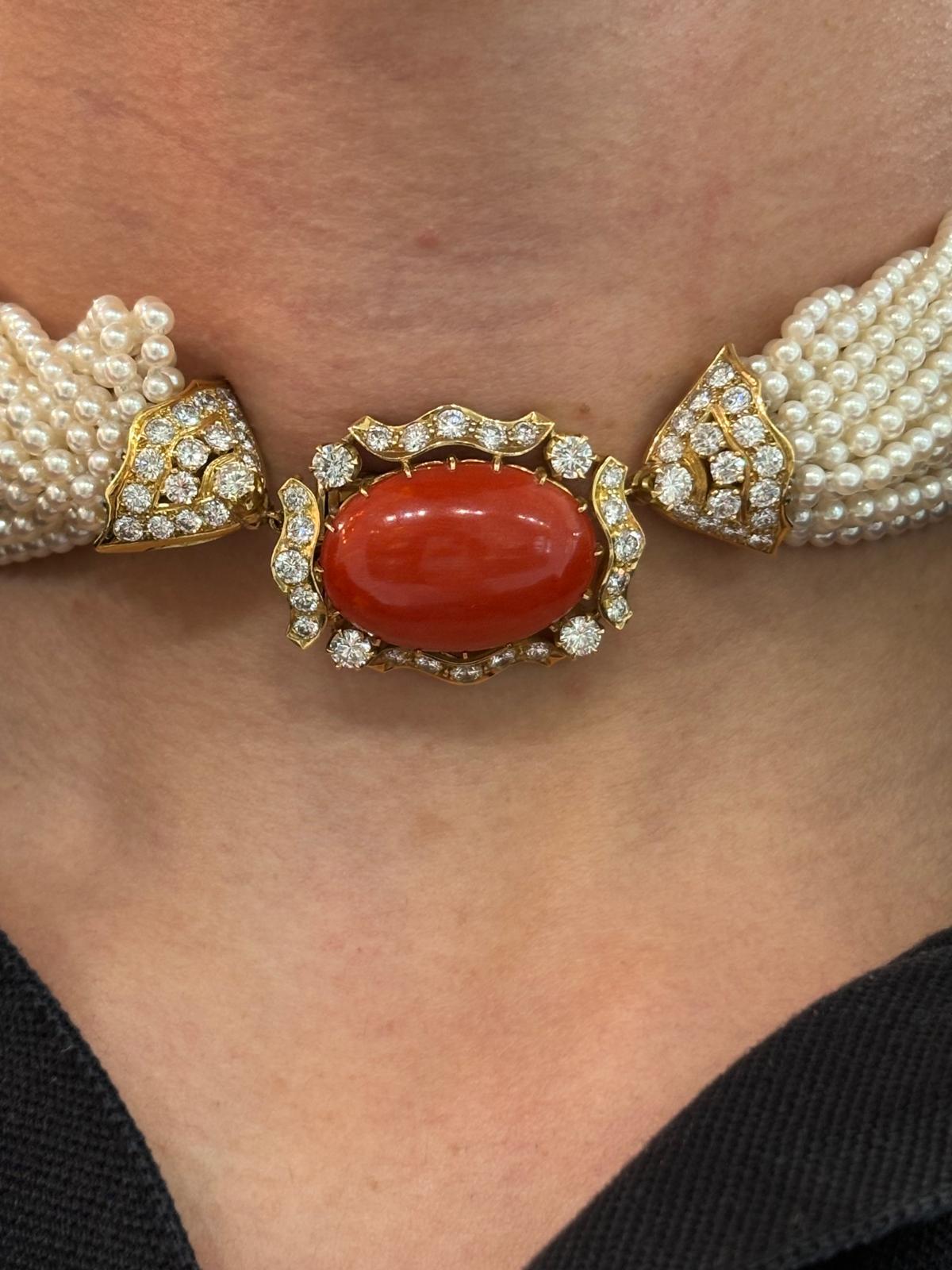 Cabochon Collana con girocollo in oro, perle d'acqua dolce a venti file, corallo e diamanti in vendita