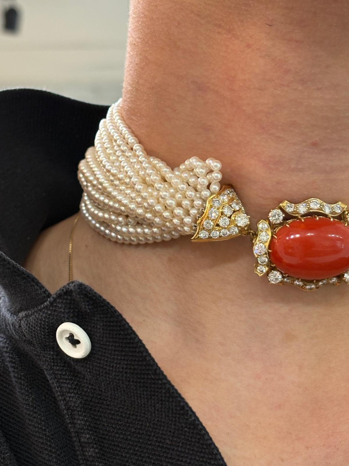 Collana con girocollo in oro, perle d'acqua dolce a venti file, corallo e diamanti In condizioni ottime in vendita a Princeton, NJ
