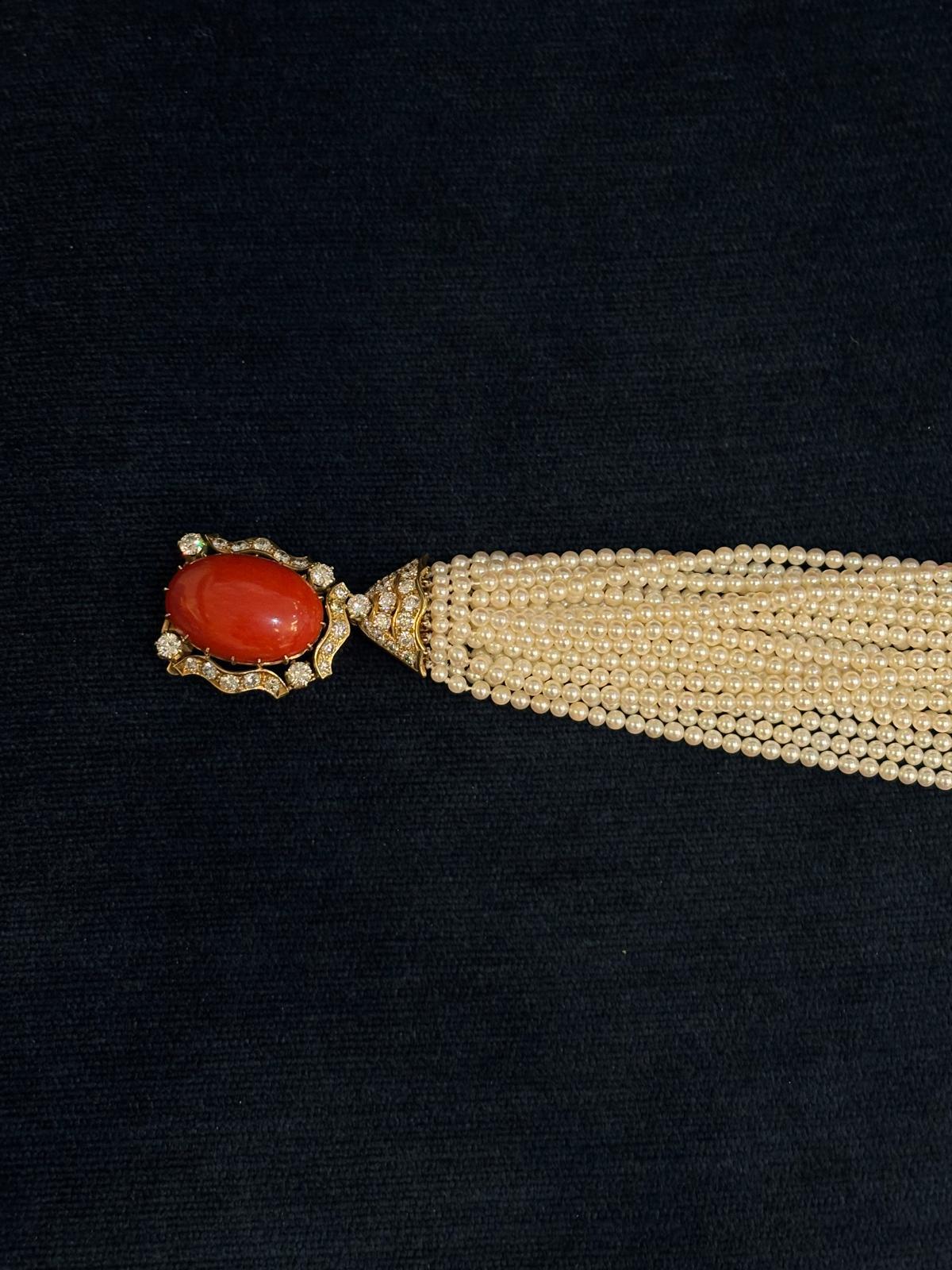 Collana con girocollo in oro, perle d'acqua dolce a venti file, corallo e diamanti in vendita 2