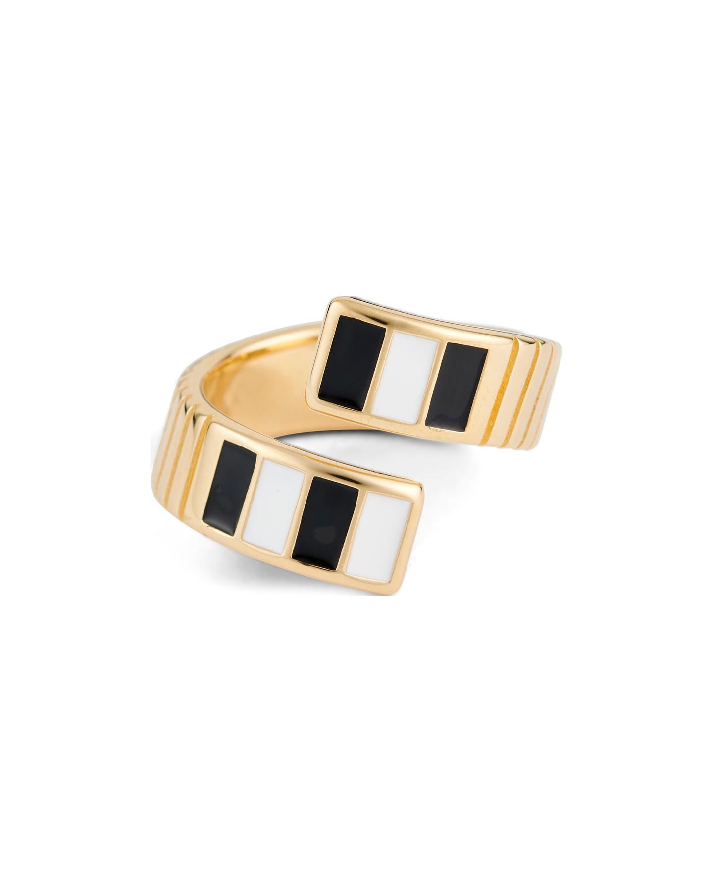 Gold Twist Ring with Black & White Enamel - Size 8 In New Condition For Sale In Los Angeles, CA
