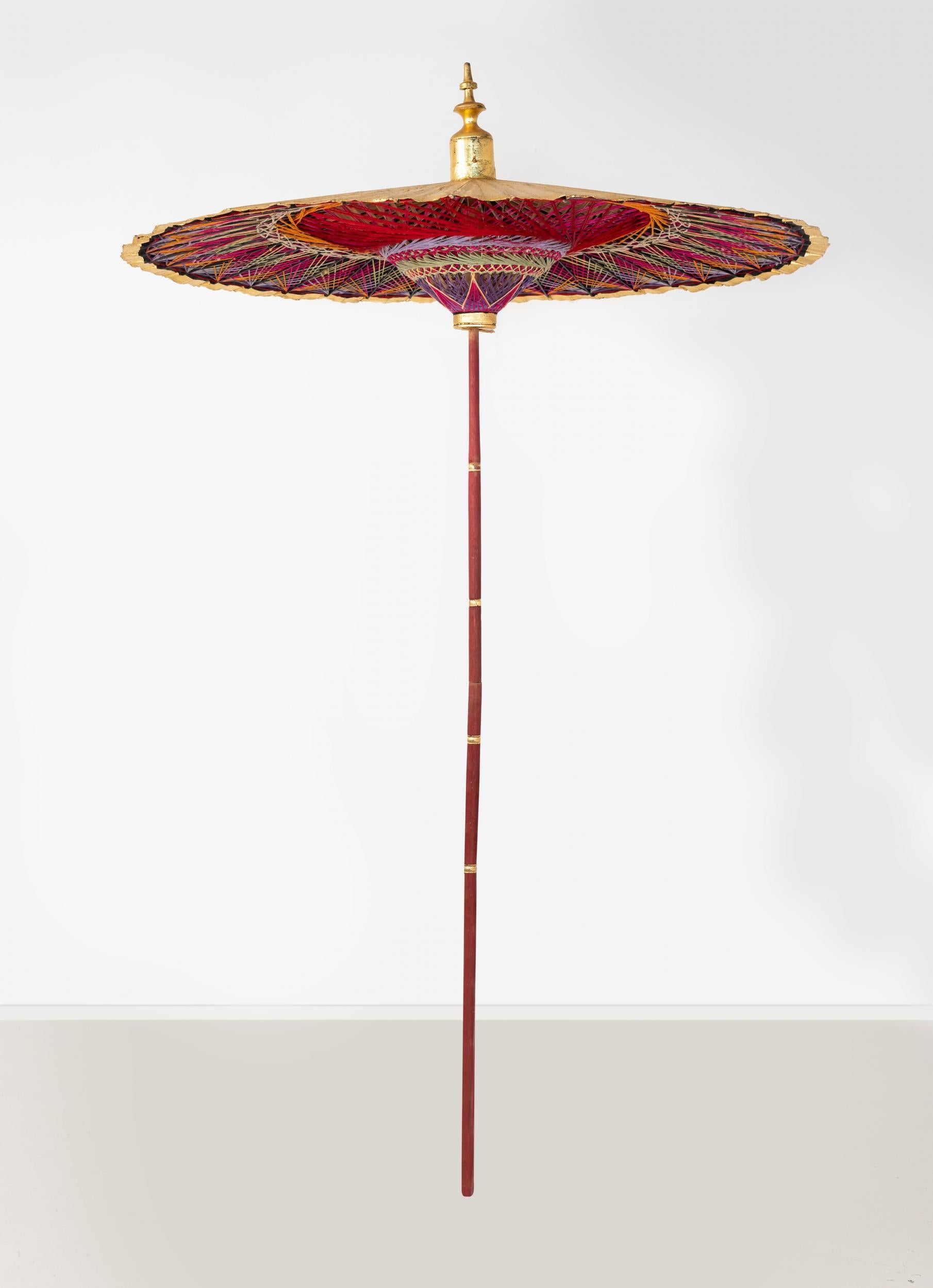 Inconnu Parapluie en or ornée d'un arc-en-ciel en vente