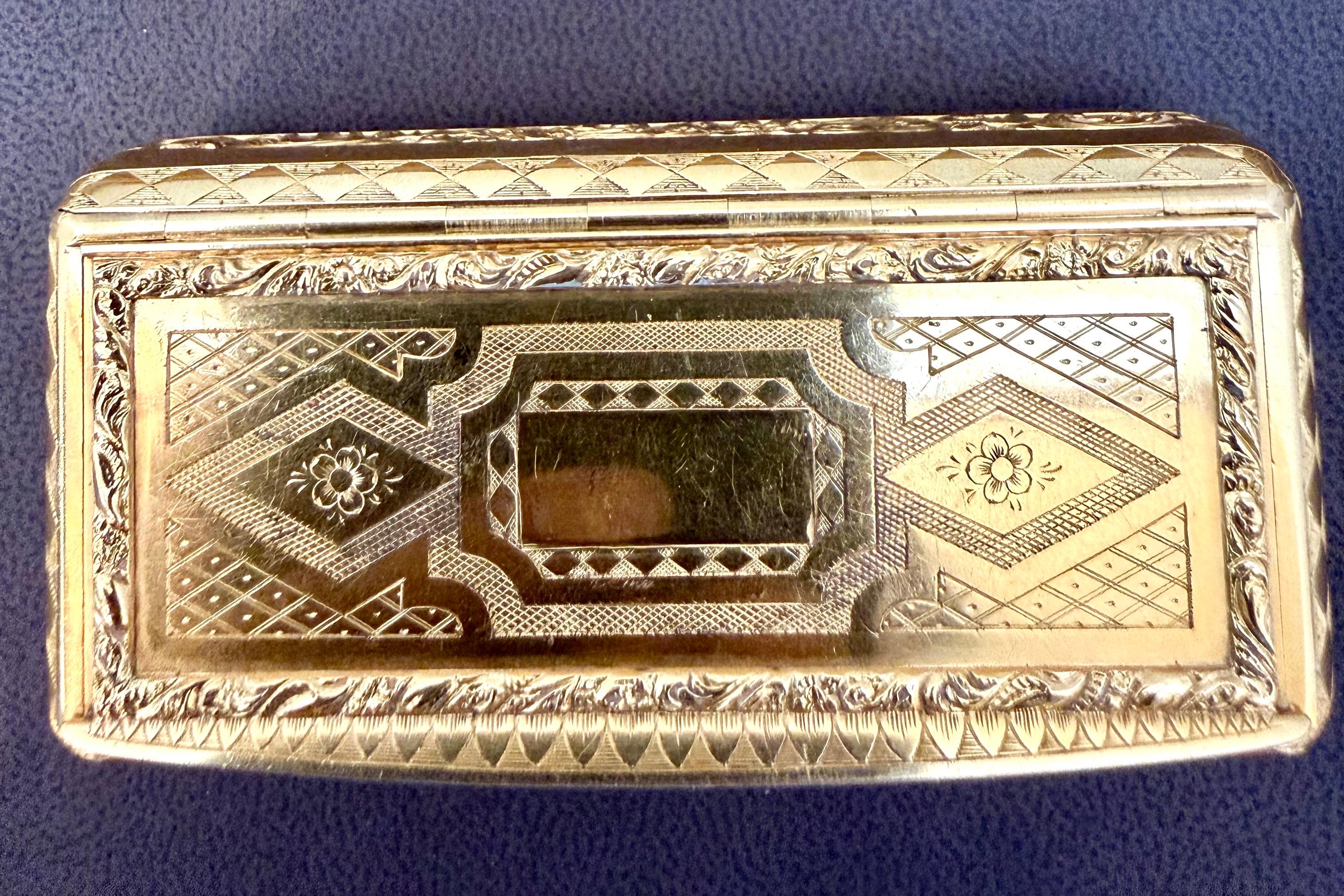RARE Boîte utilitaire en or 22 K.K. ,Or 130 Gm, 
Superbe boîte à nervures en or française des années 1870
Taille 3.2X1.5X1 pouce
La boîte est de forme rectangulaire avec une fine décoration en tresse de panier.
tapisserie ancienne avec des motifs