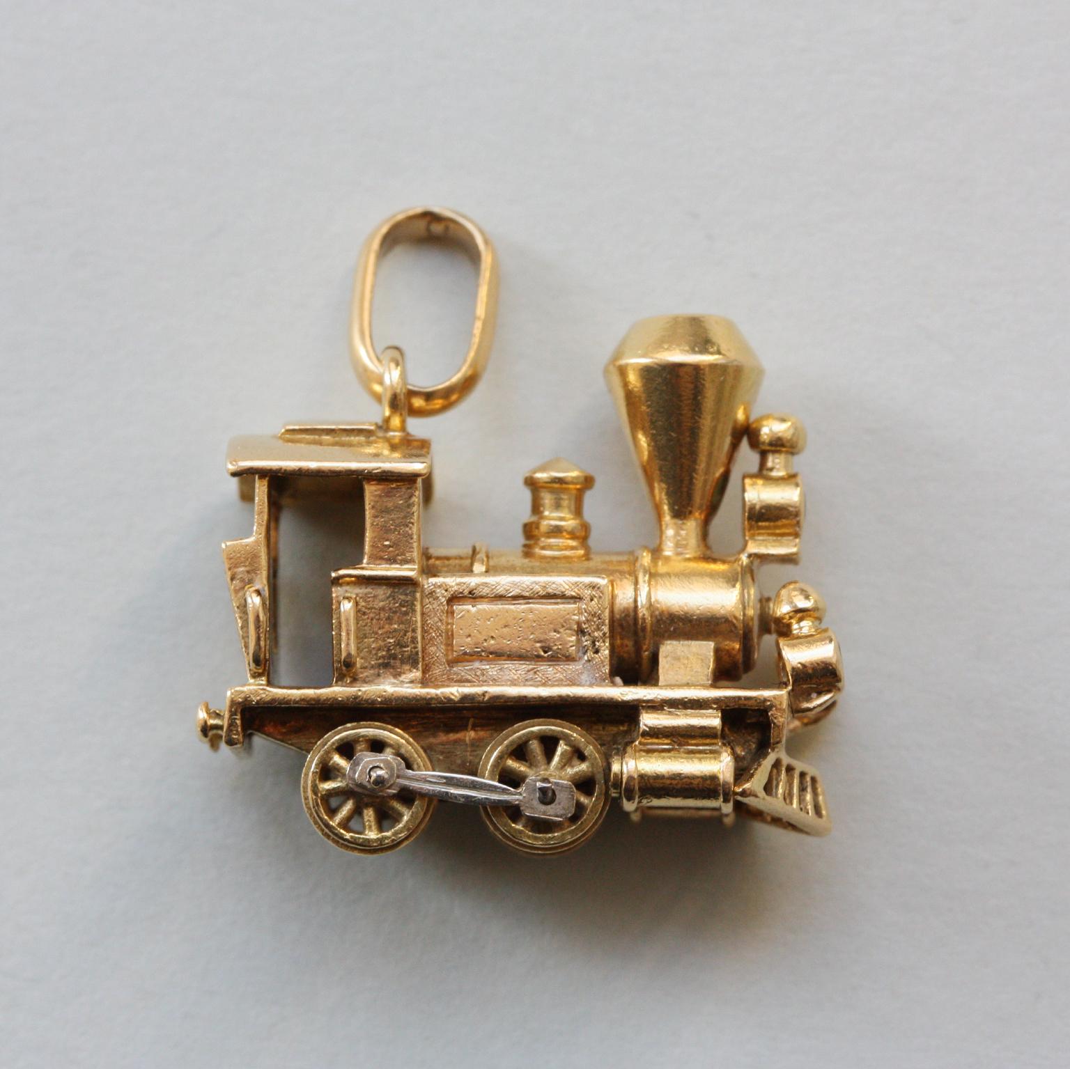 A bi-color 18 carat gold locomotive charm, with two diamond headlights and one emerald headlight, signed and numbered: Van Cleef & Arpels, 97265, with an 18 carat gold Van Cleef & Arpels chain.

weight locomotief: 12.71 grams
dimensions locomotive: