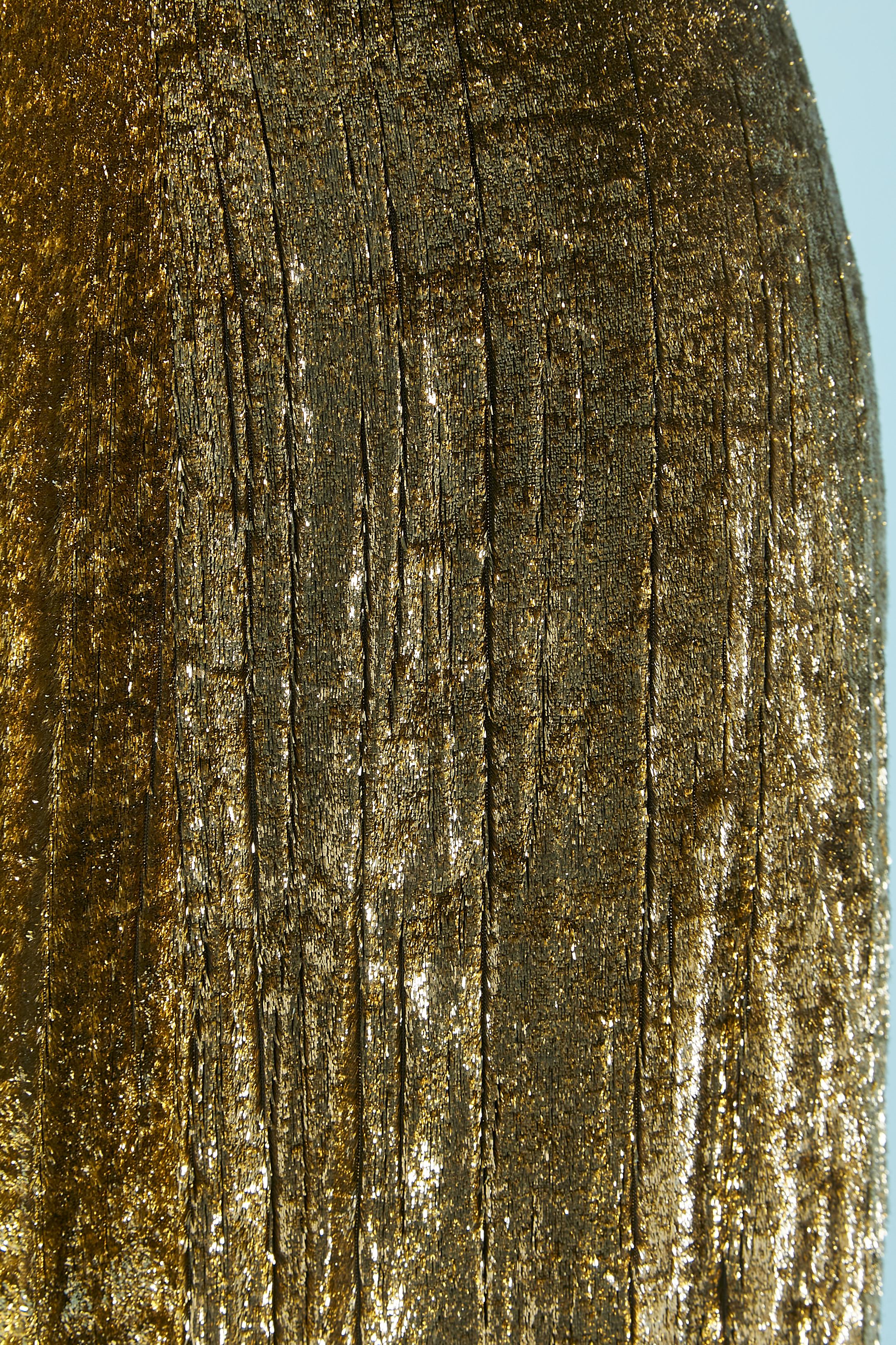 Abito da sera senza schienale in velluto dorato. Fodera in acetato o rayon. Chiusura con zip al centro della schiena + gancio e occhiello. Il laccetto da collo è in raso color rame con chiusura a gancio e il velluto è legato in alto. 
Lunghezza