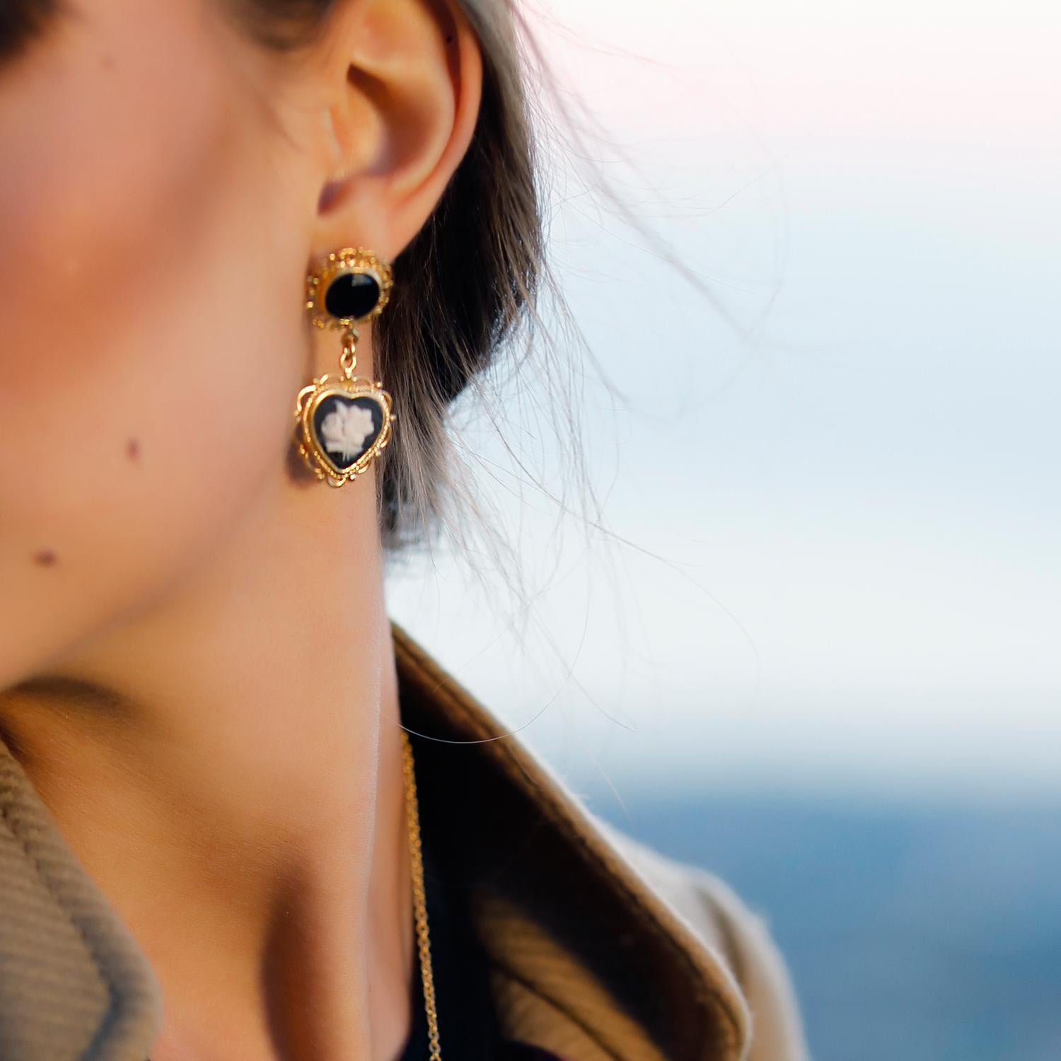 Die Cameo-Ohrringe 'Bouquet' von Vintouch sind von der antiken Goldschmiedetechnik 'Filigrana' inspiriert, bei der dünne Edelmetalldrähte zu einer durchbrochenen Struktur um den Edelstein gebunden werden. Diese Ohrringe symbolisieren Freude und