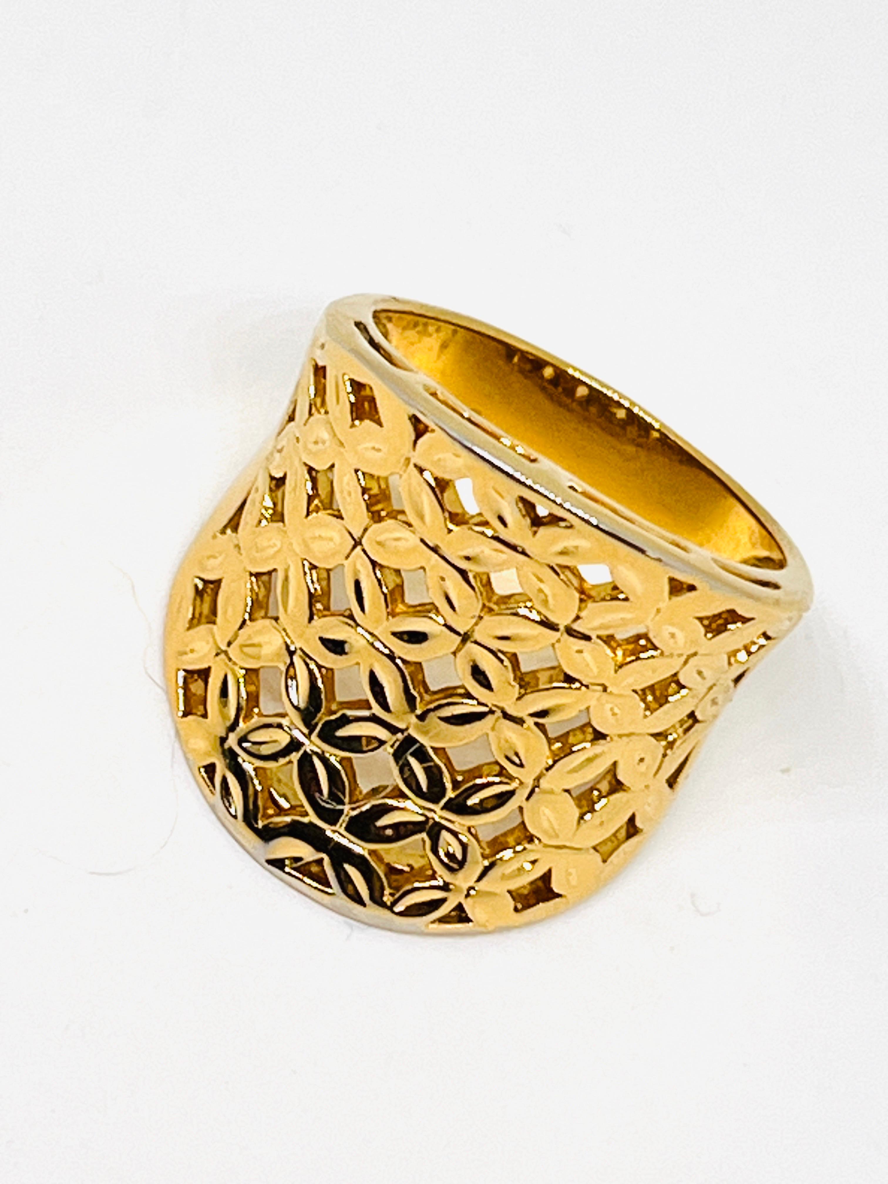 Anello a sigaro concavo in oro vermeil e argento 925 con motivo floreale. Anello misura 9. Marchio 