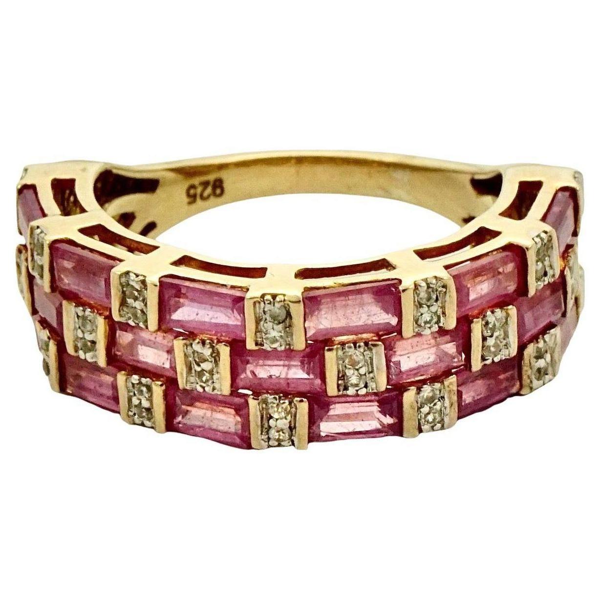 Bellissimo anello in vermeil oro su argento sterling, con coppie di strass chiari incastonati in quadrati e strass rosa a baguette. Misura dell'anello UK M / US 6, diametro interno 1,7 cm / .67 pollici e larghezza 7 mm / .27 pollici. Arriverà nella