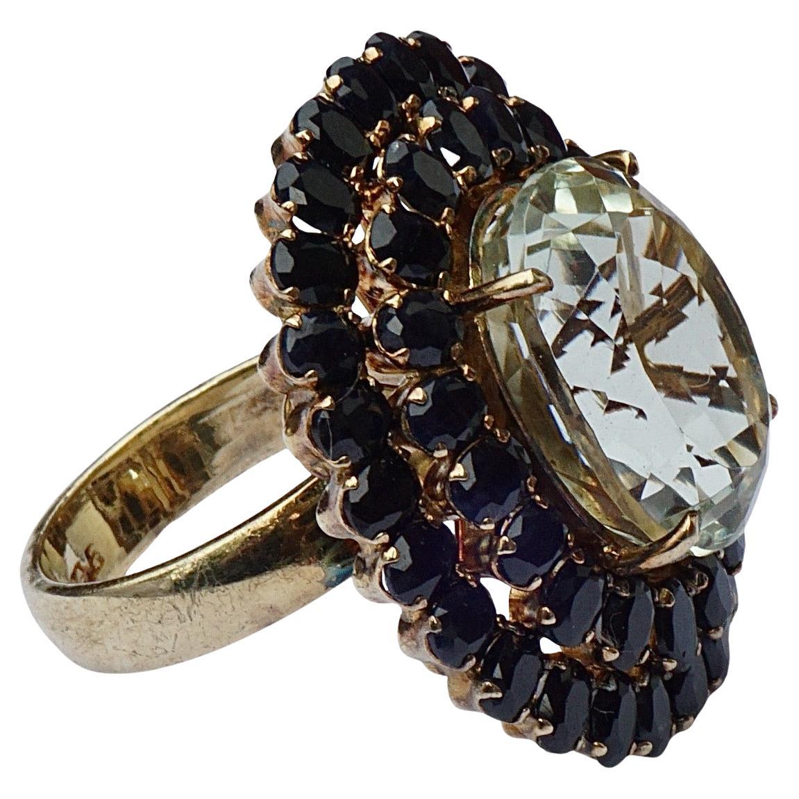 Favoloso anello in vermeil dorato su argento sterling, con un quarzo limone centrale circondato da zaffiri blu.

Misura dell'anello UK O / US 7, diametro interno di 1,8 cm / .7 pollici e lunghezza di 3,1 cm / 1,2 pollici per 2,7 cm / 1 pollice.