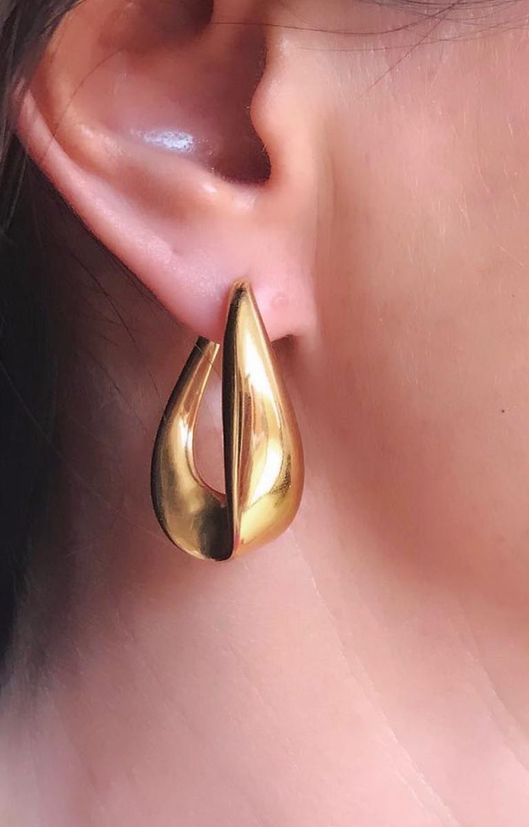 Make a statement with these gorgeous Oval Hoops earrings. Handcrafted in Italy from Sterling Silver & 18kt Gold, they are surprisingly light to wear! Height: 3.5cm, Width: 2.2cm
