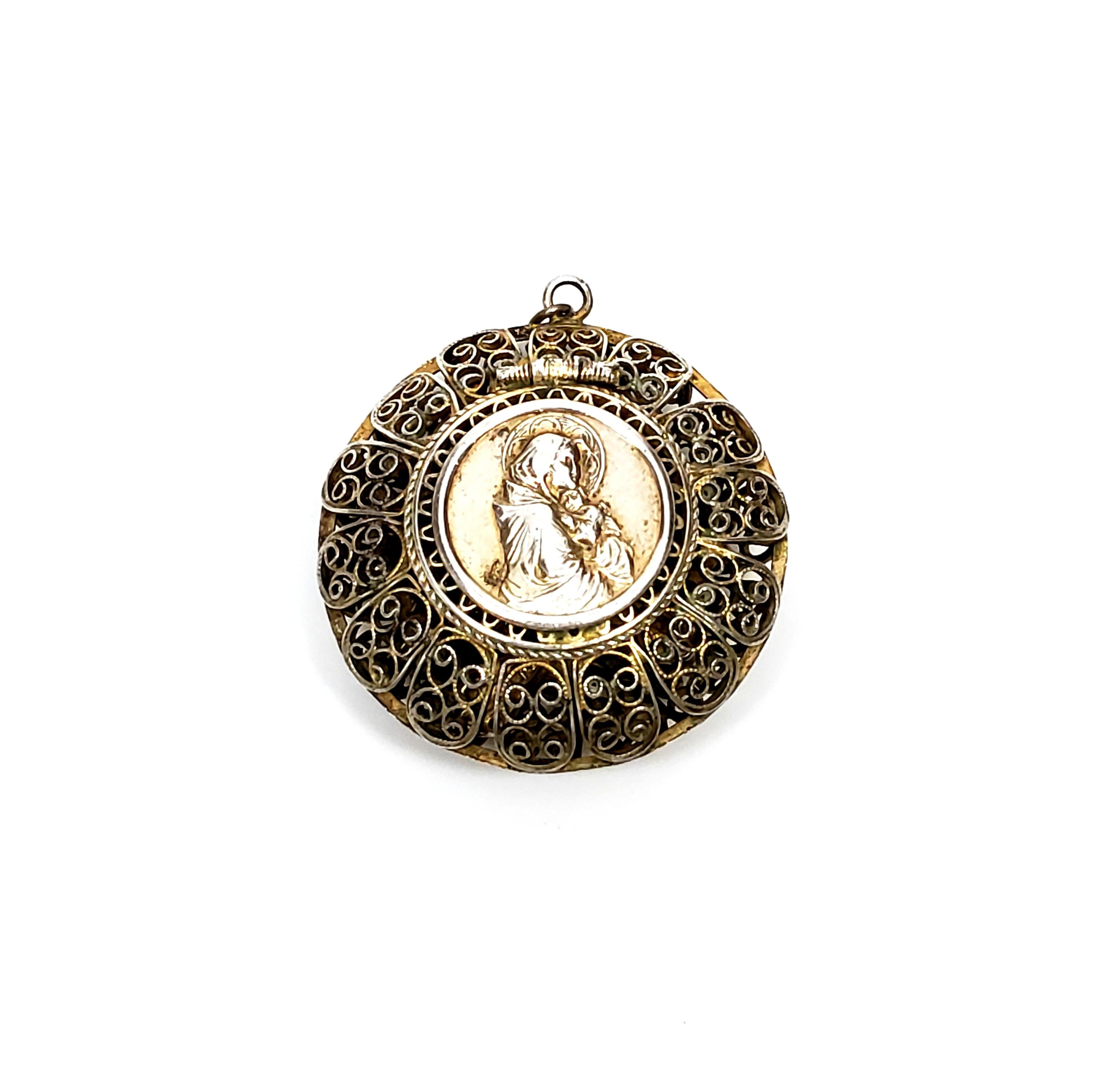 Vintage gold vermeil over 800 silver rosary necklace with round filigree box pendant.

Beautifully ornate filigree round box that can be worn as a pendant, which holds a rosary. Lid features the Mother Mary holding baby Jesus.

Box measures approx.