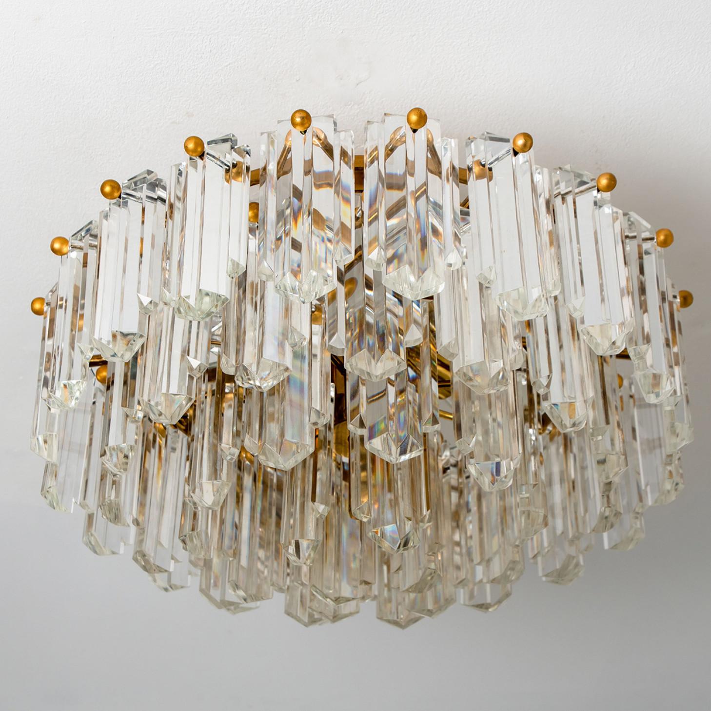Una delle tre lampade a sospensione in vetro a onda disegnate da J.T. Kalmar e prodotte da Kalmar, Austria, negli anni '60.
Un design semplice ma bello. Ogni pendente ha un paralume in vetro testurizzato a onde su una base in ottone. Fornisce una