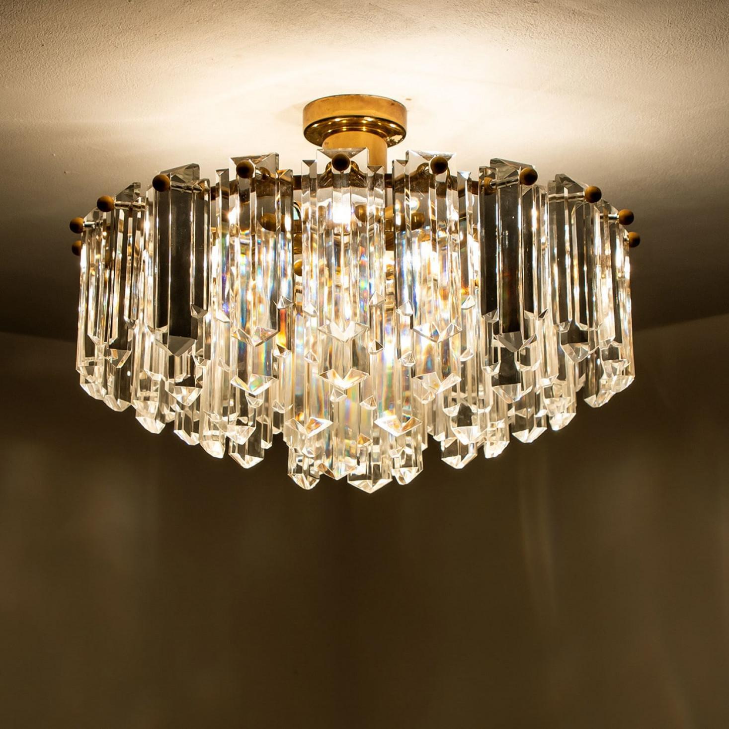 Araña vertical de cristal dorado Messing de J.T. Kalmar, década de 1960 en Bueno estado para la venta en Rijssen, NL