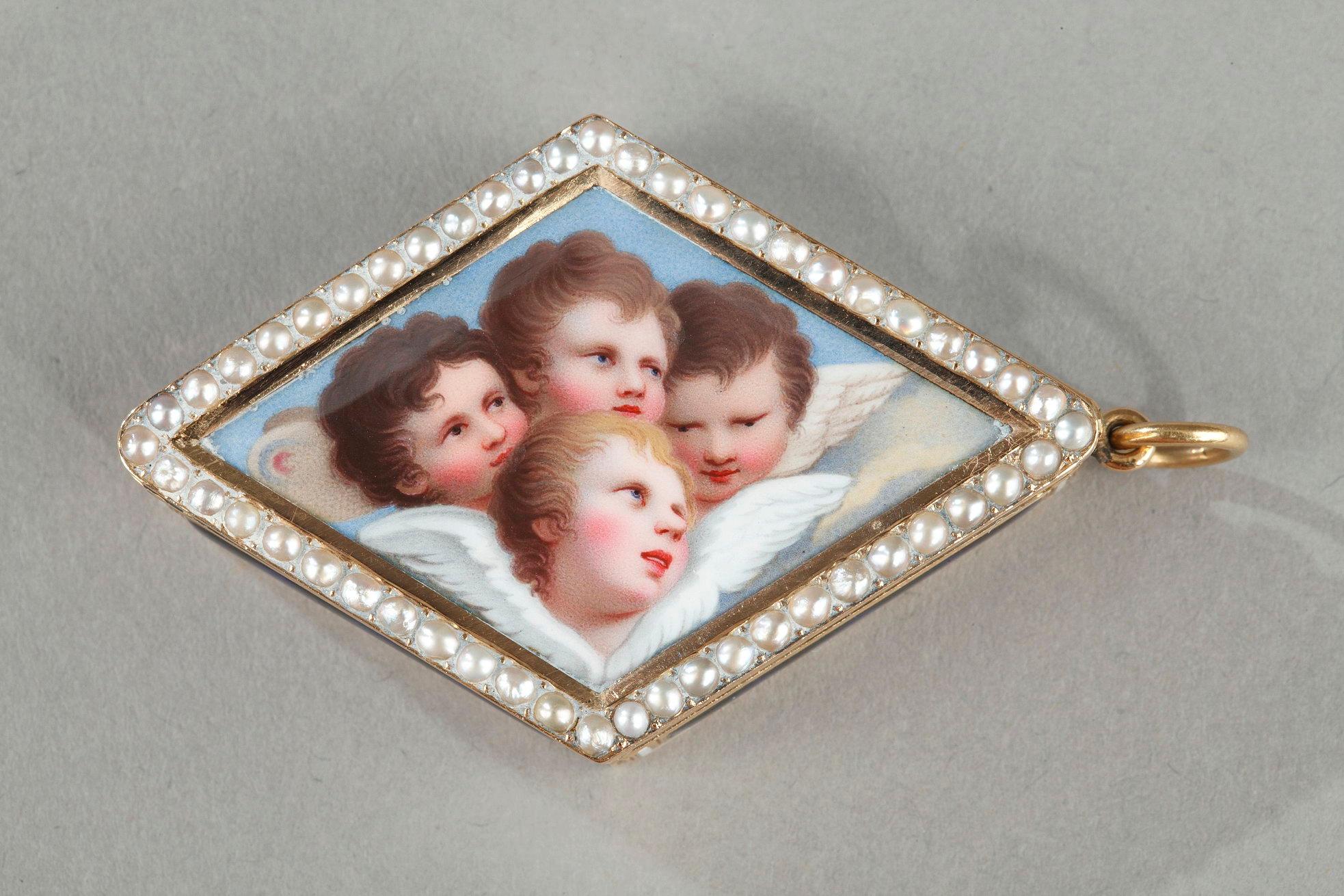 Diamond-shaped vinaigrette with enameled gold and bordered with pearls. The hinged lid is decorated with four winged cupid heads floating in the clouds. The sides of the lid are embellished with a taille d'épargne frieze with alternating flowers and