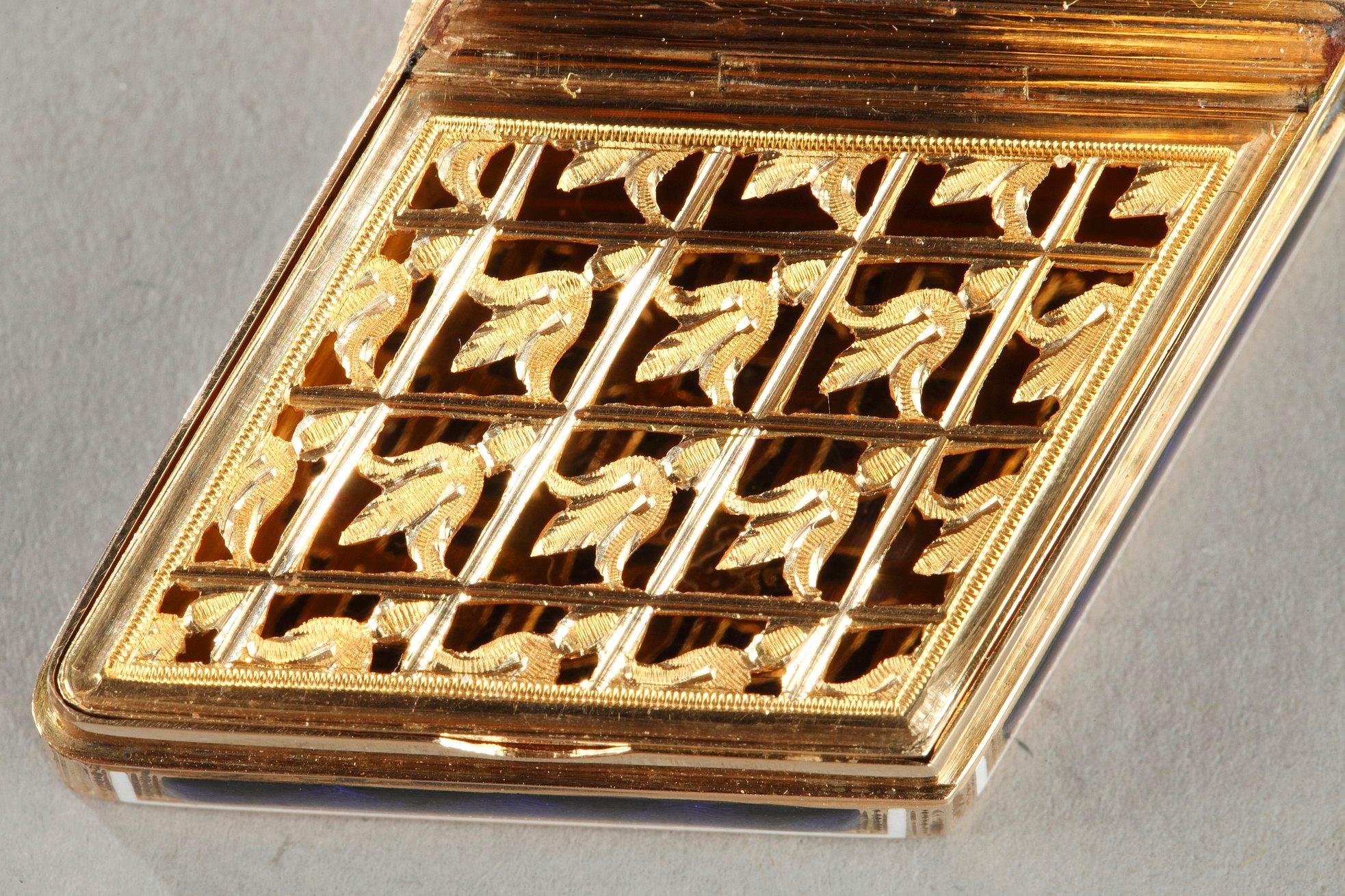 Vinaigrette en or avec perles et émail, oeuvre suisse de la fin du XVIIIe siècle en vente 2