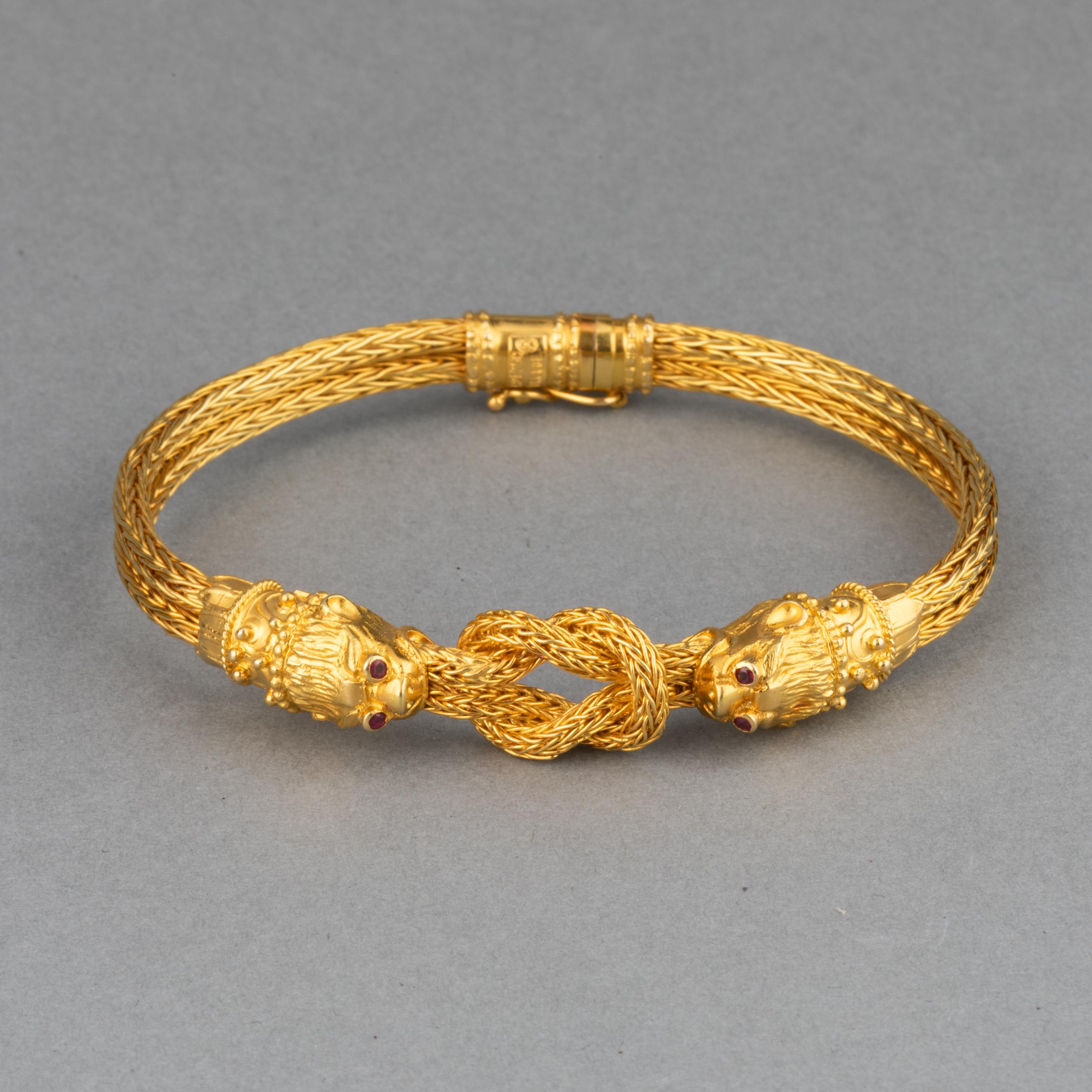 Sehr schöner Armreif:: hergestellt in Griechenland von Lalaounis. 

Hergestellt um 1960. Marke des Herstellers:: Nummern A21 / 750. 
Hergestellt aus 18k Gelbgold. Kleine Rubine für das Auge. 
Die Größe beträgt durchschnittlich 18 cm. 
Gesamtgewicht