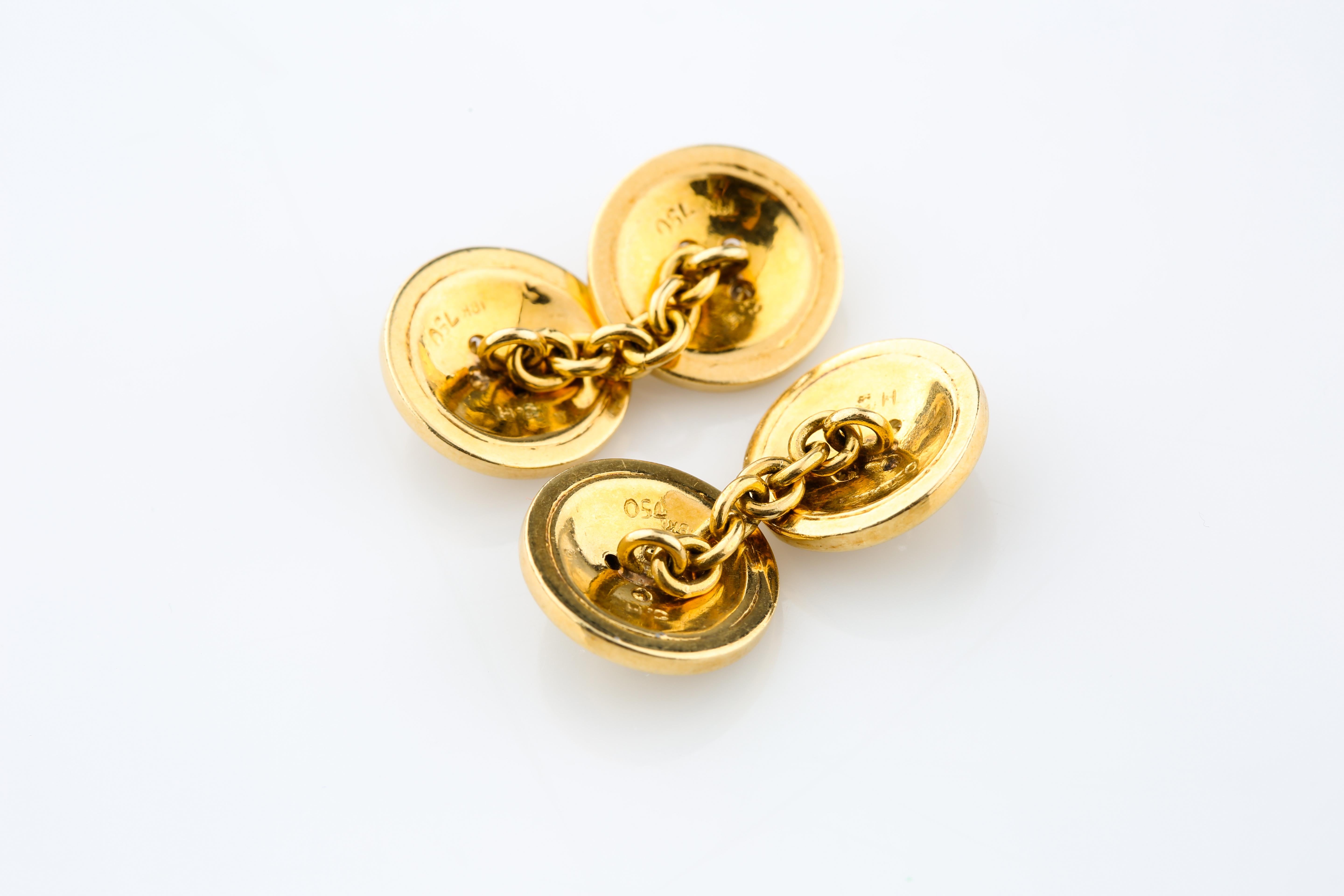 Manschettenknöpfe aus 750er Gelbgold
Jeder Knopf hat einen Durchmesser von 13 mm
Gesamtmasse = 12.7 Gramm
Jeweils graviert mit 