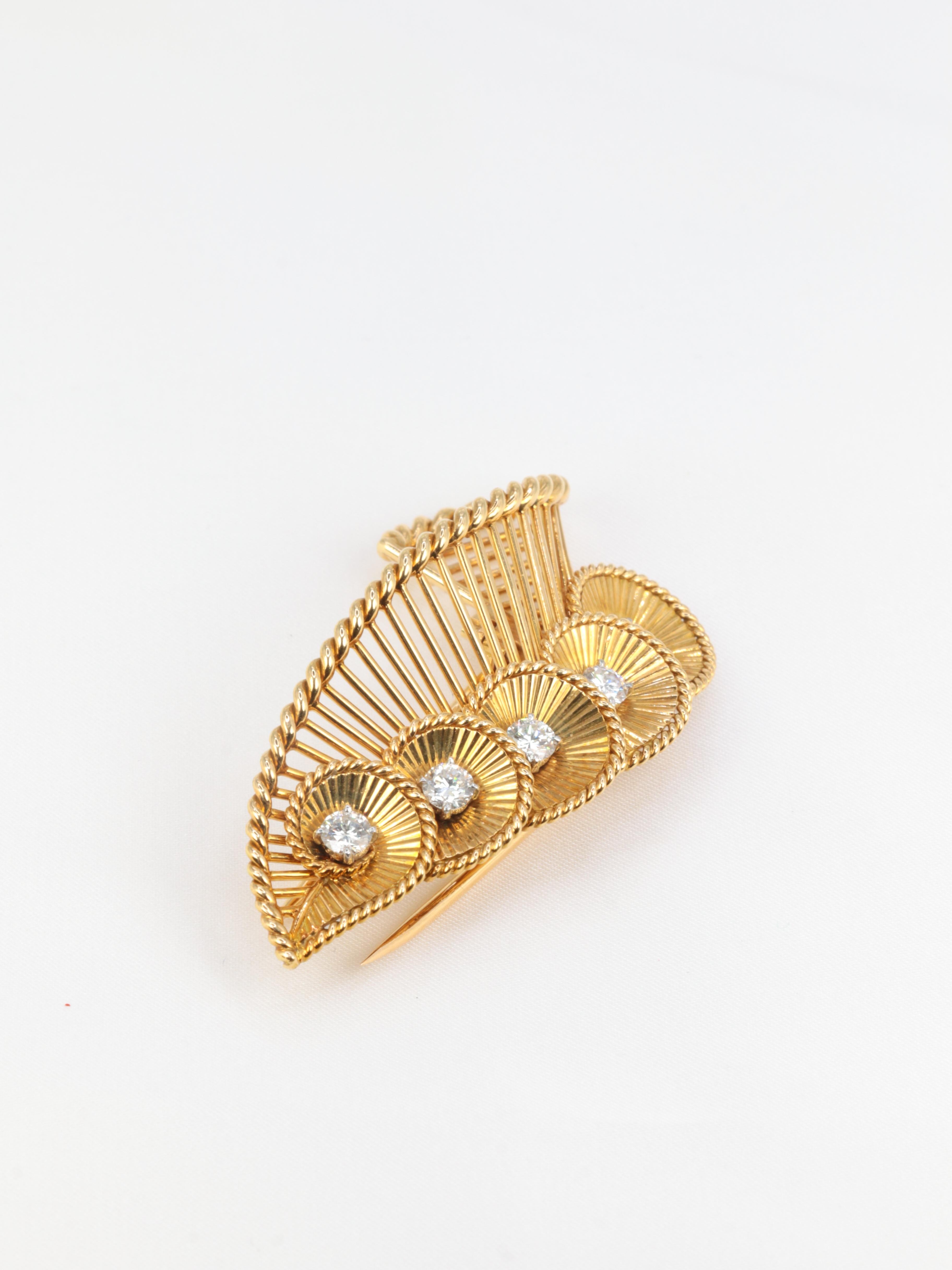 Gold Vintage Cartier Shell Brooch with Diamonds In Excellent Condition In PARIS, FR