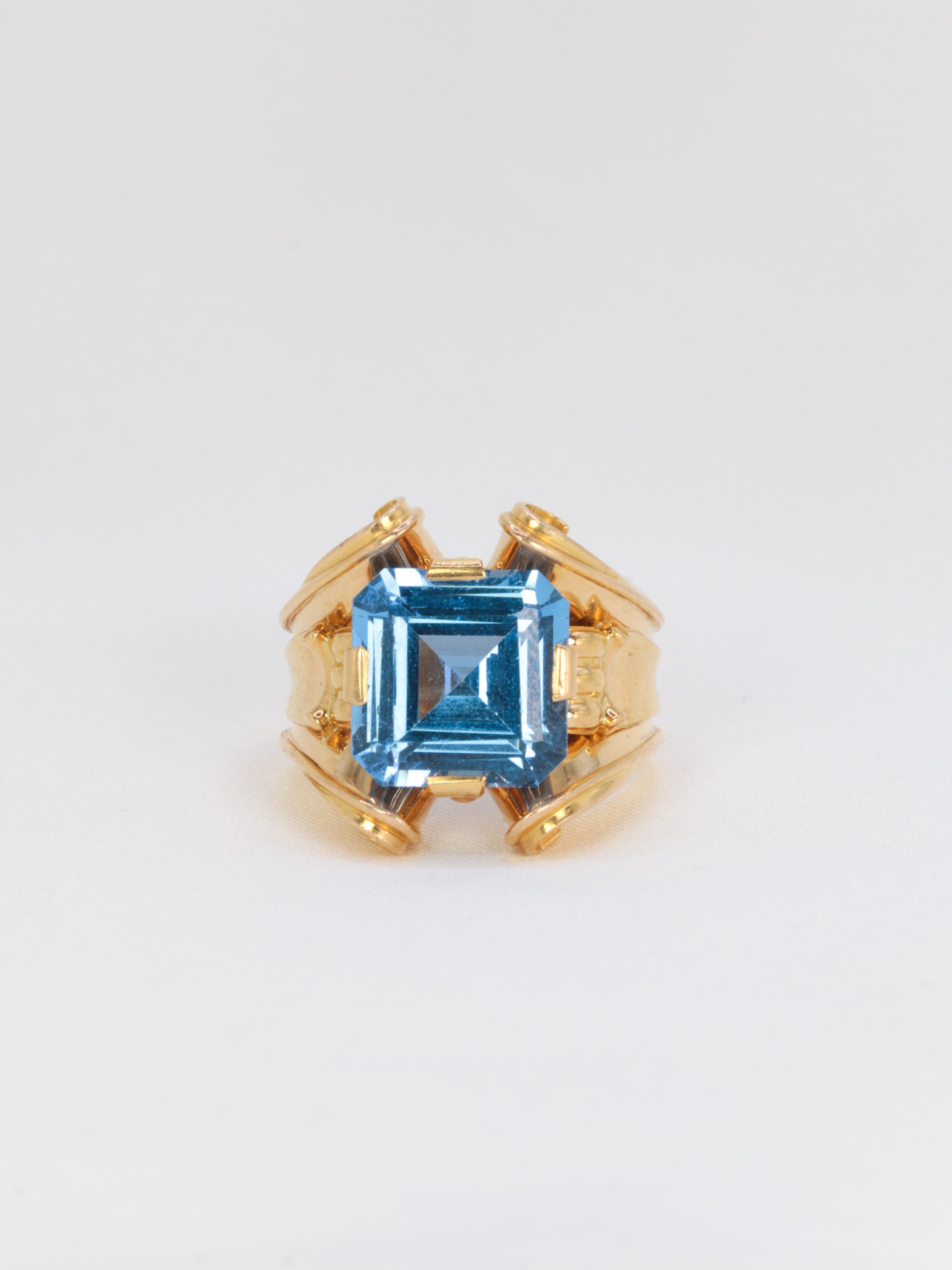 18Kt (750°/°°) Cocktail ring set in its center with a probably synthetic blue spinel stone weighing approx. 8 carats.
French work from the 1960s.
Presence of the eagle head hallmark for 18-carat gold and the maker's hallmark.

Very good overall