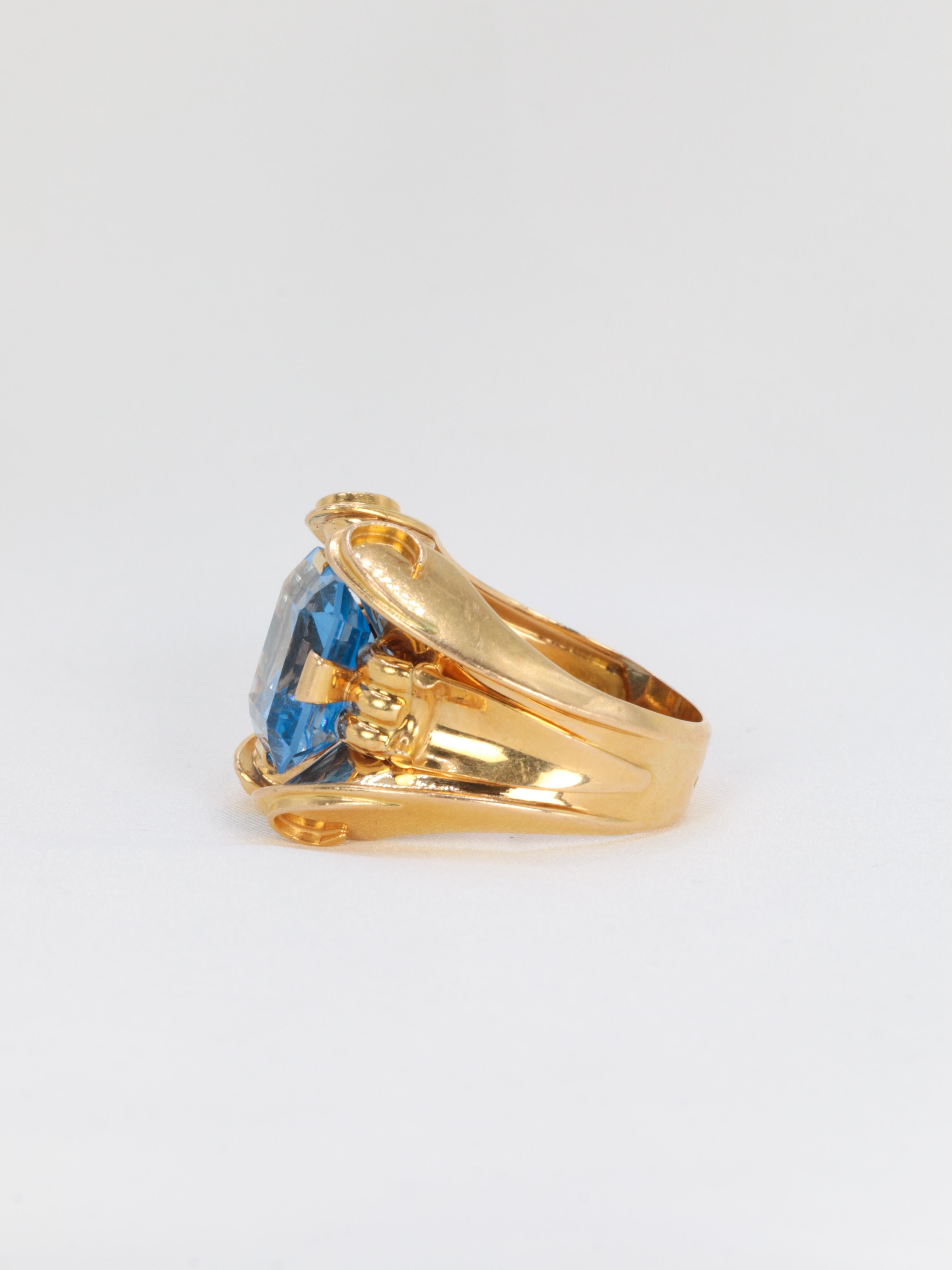 Gold Vintage Cocktail Ring Set with a Blue Stone In Excellent Condition In PARIS, FR