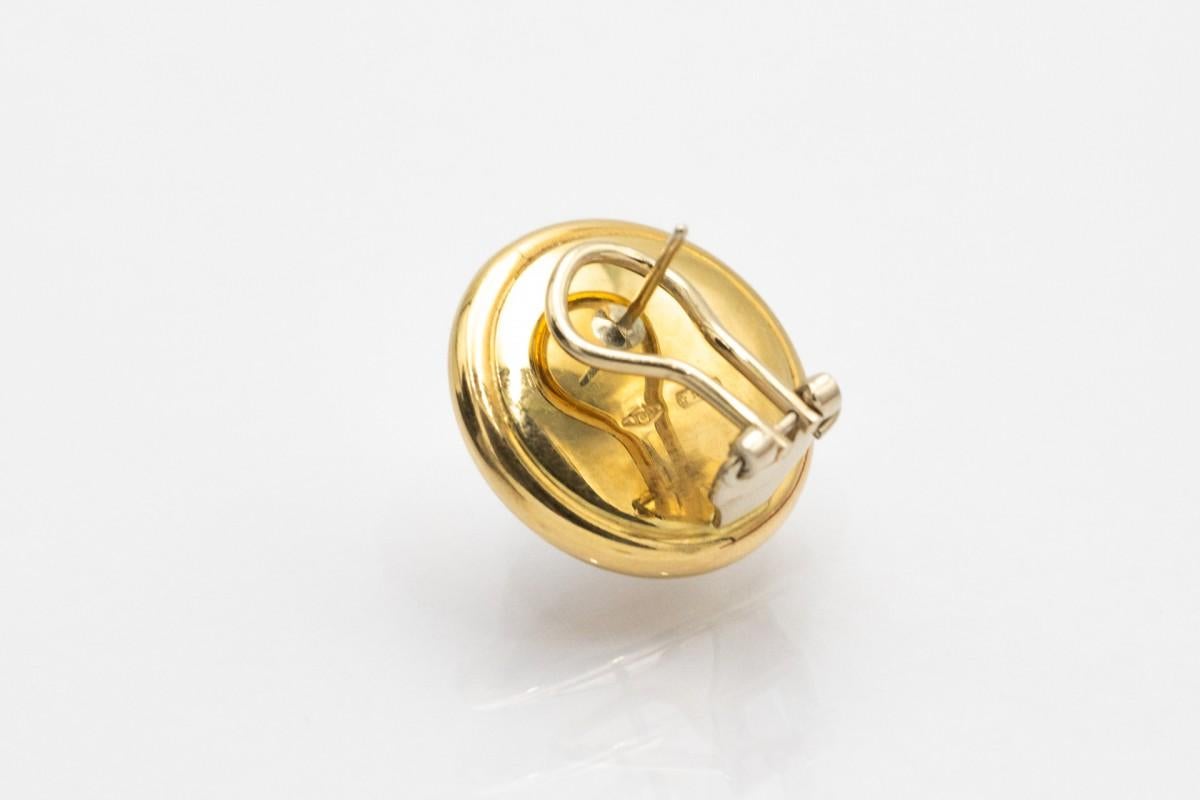 Vintage earrings made of 18-karat yellow gold with 'Mabé' pearls (diameter 1.4 cm) in beige- pink and white colour.

Diameter: 2 cm.

Very good condition, one earring has a minor defect on the golden edge.

Stud earrings with clip.