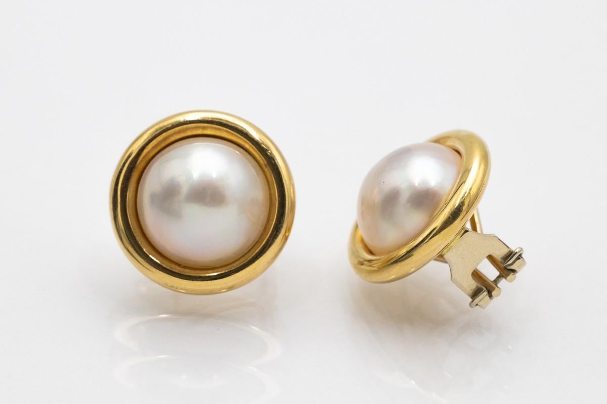 Round Cut Gold vintage earrings with Mabe pearls. For Sale