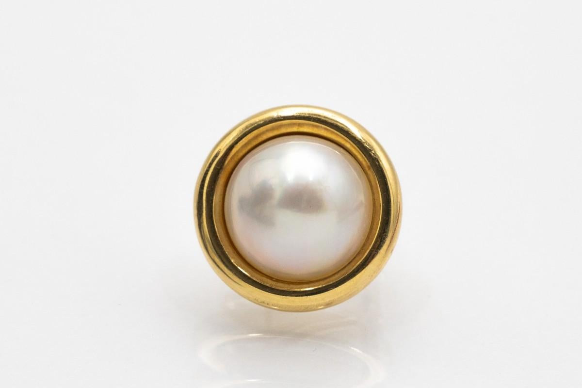 Women's or Men's Gold vintage earrings with Mabe pearls. For Sale
