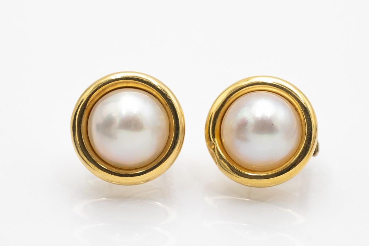 Gold vintage earrings with Mabe pearls. For Sale 1