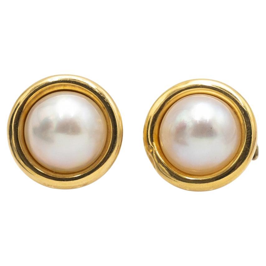 Vintage-Ohrringe aus Gold mit Mabe-Perlen.
