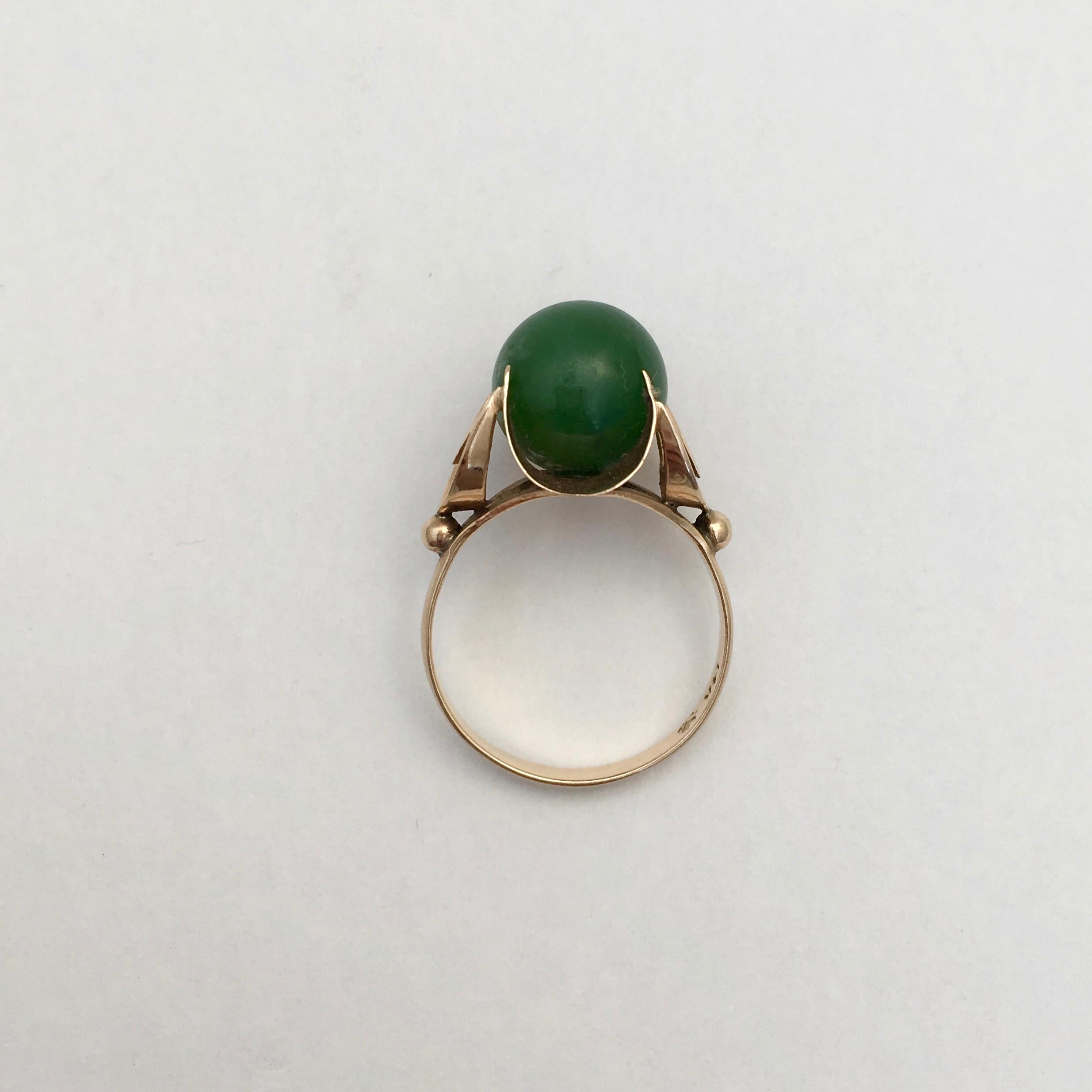 Jade Ring 14K Gold Vintage Jewelry Spherical Ball Gemstone Midcentury Modernist For Sale 5
