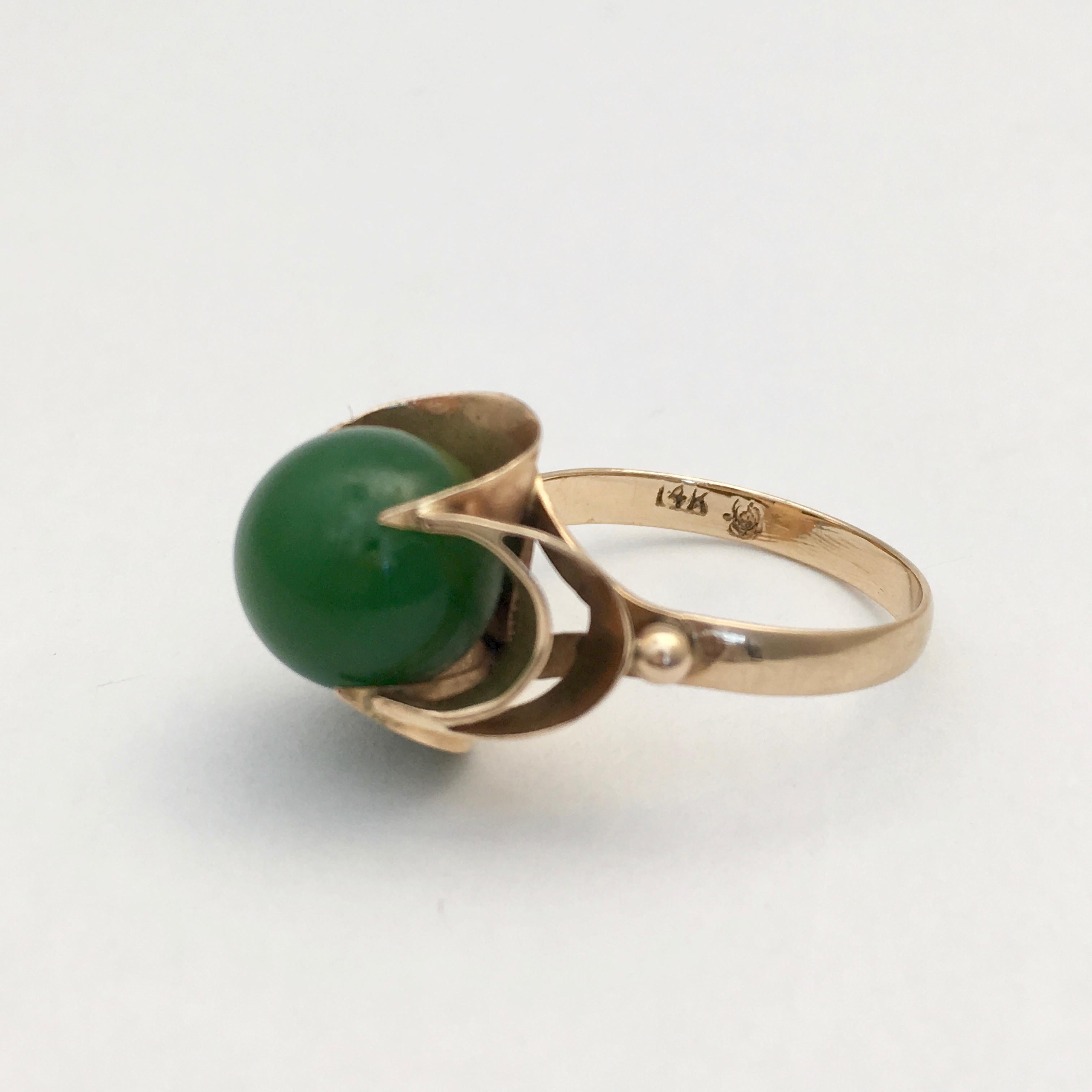 Jade Ring 14K Gold Vintage Jewelry Spherical Ball Gemstone Midcentury Modernist For Sale 6