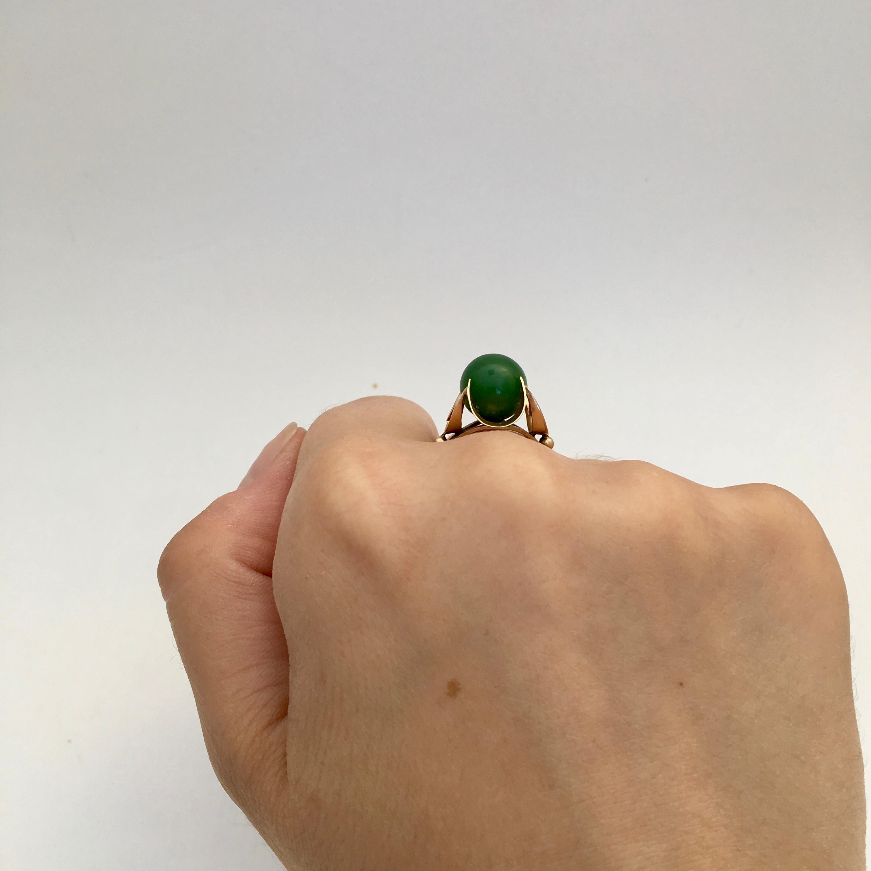 Jade Ring 14K Gold Vintage Jewelry Spherical Ball Gemstone Midcentury Modernist For Sale 7