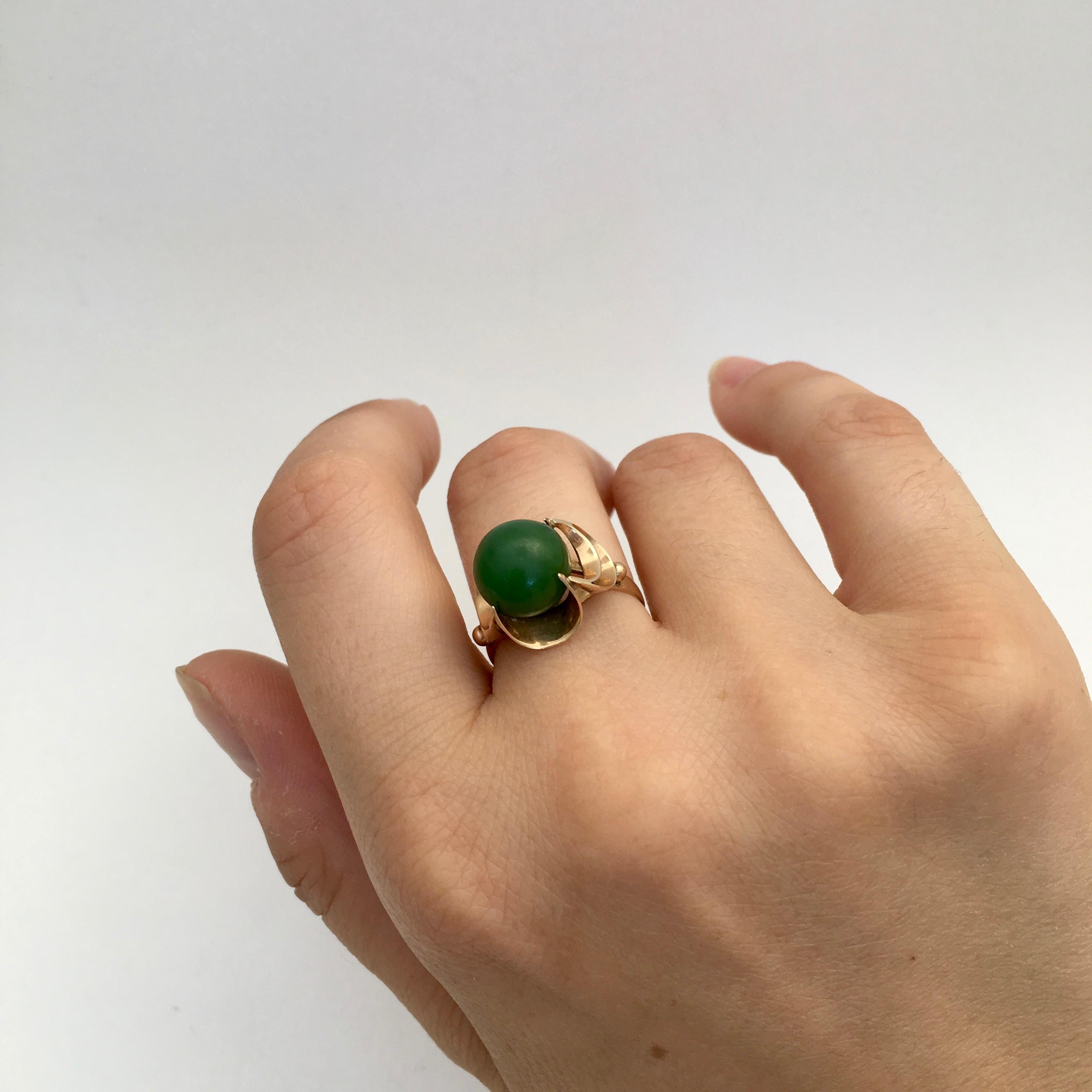 Jade Ring 14K Gold Vintage Jewelry Spherical Ball Gemstone Midcentury Modernist For Sale 8
