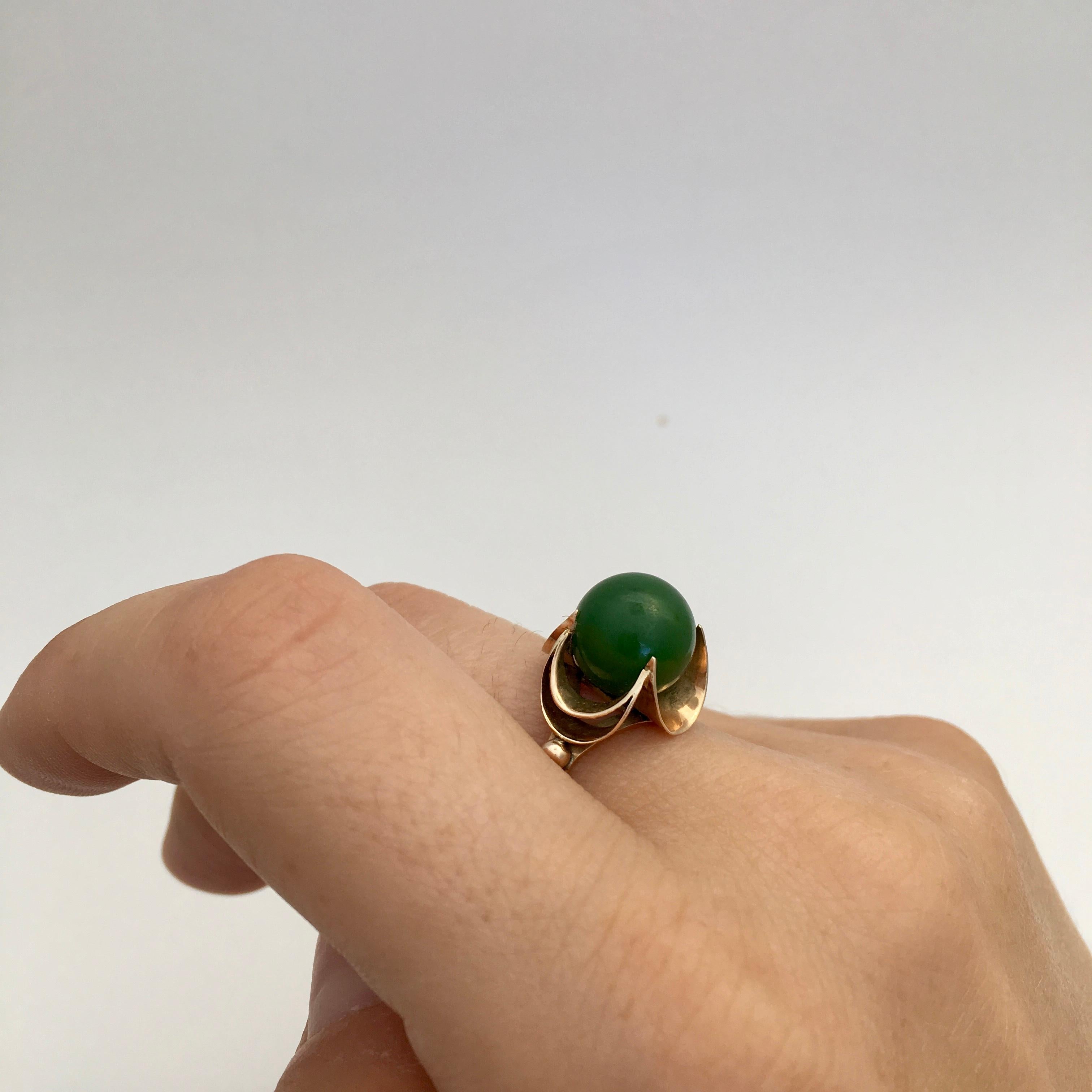 Jade Ring 14K Gold Vintage Jewelry Spherical Ball Gemstone Midcentury Modernist For Sale 9