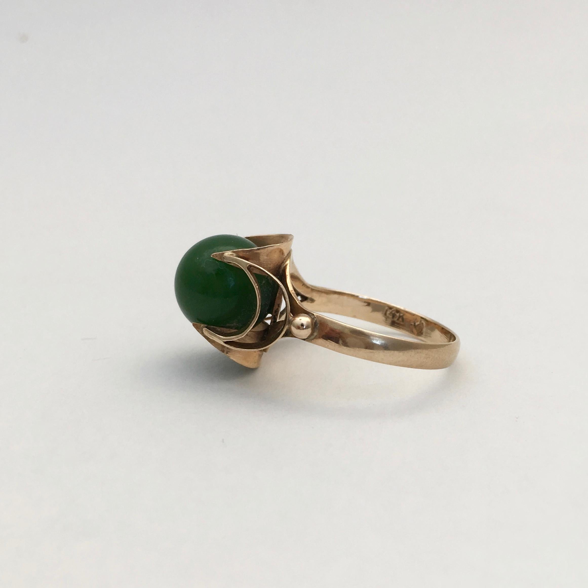 Jade Ring 14K Gold Vintage Jewelry Spherical Ball Gemstone Midcentury Modernist In Excellent Condition For Sale In London, GB