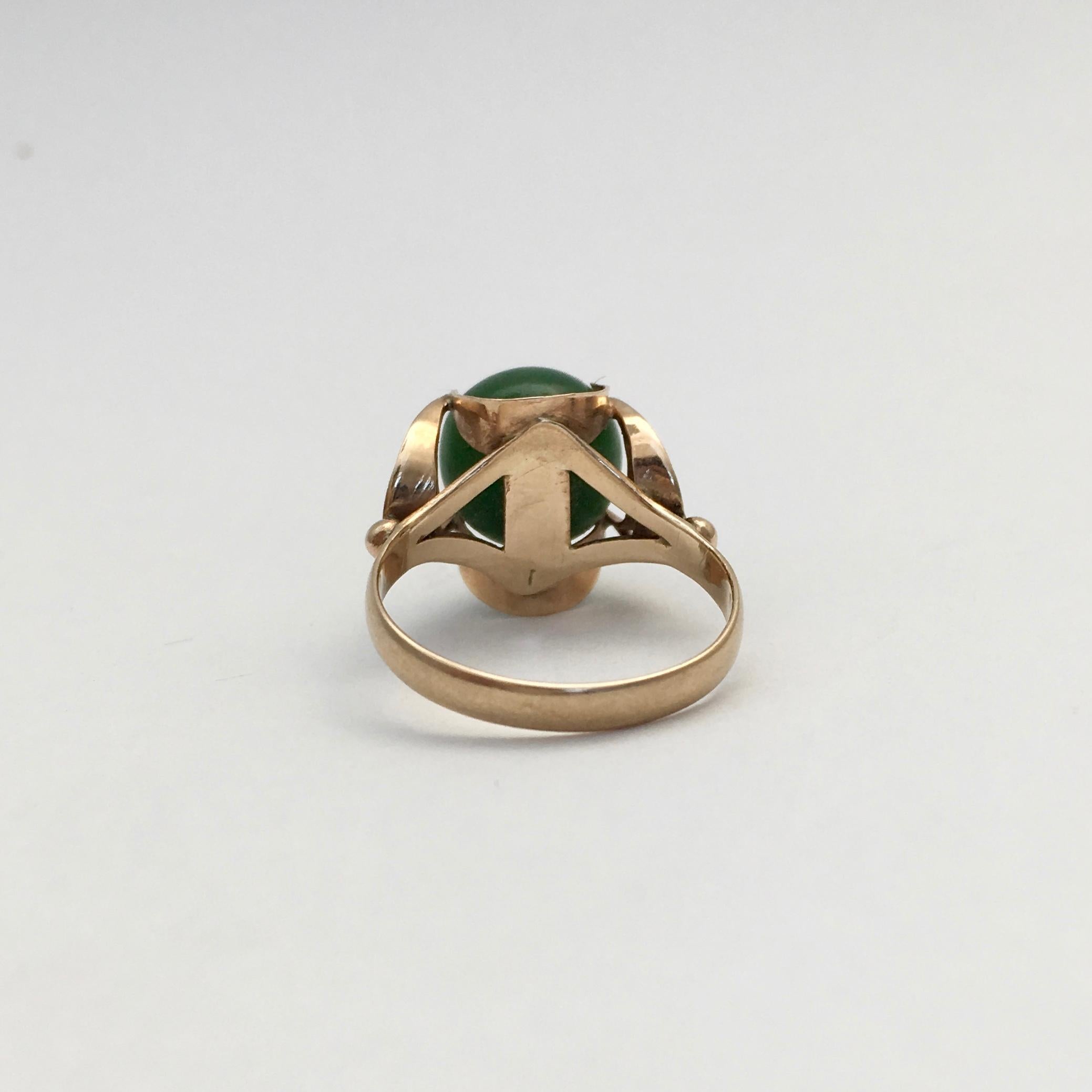 Jade Ring 14K Gold Vintage Jewelry Spherical Ball Gemstone Midcentury Modernist For Sale 1