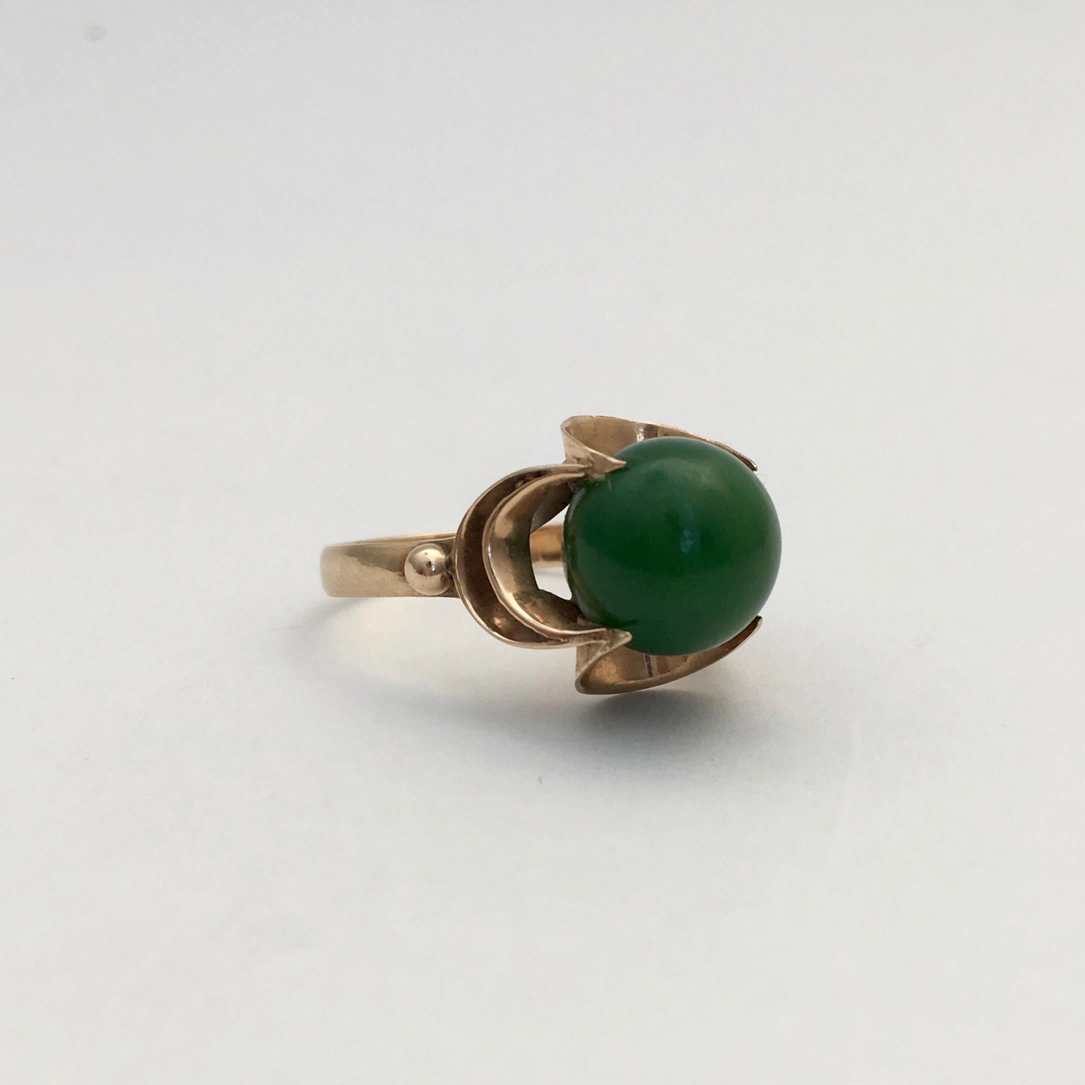 Jade Ring 14K Gold Vintage Jewelry Spherical Ball Gemstone Midcentury Modernist For Sale 4