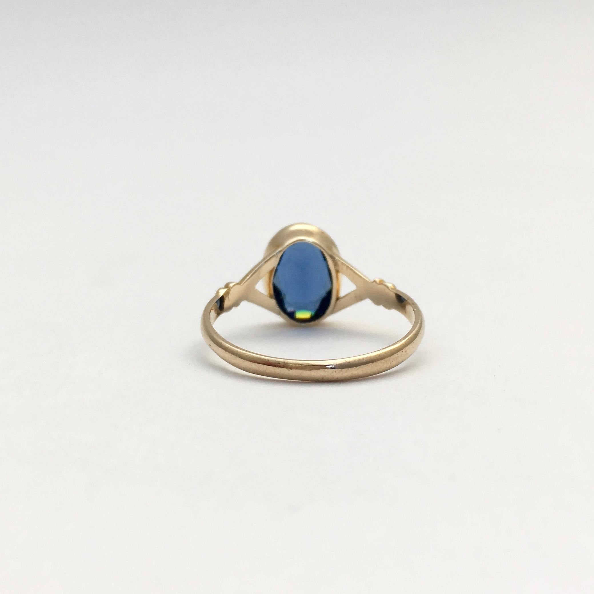Gold Vintage Jewelry Blue Glass Synthetic Gemstone Paste Ring 1920s Dainty In Excellent Condition For Sale In London, GB