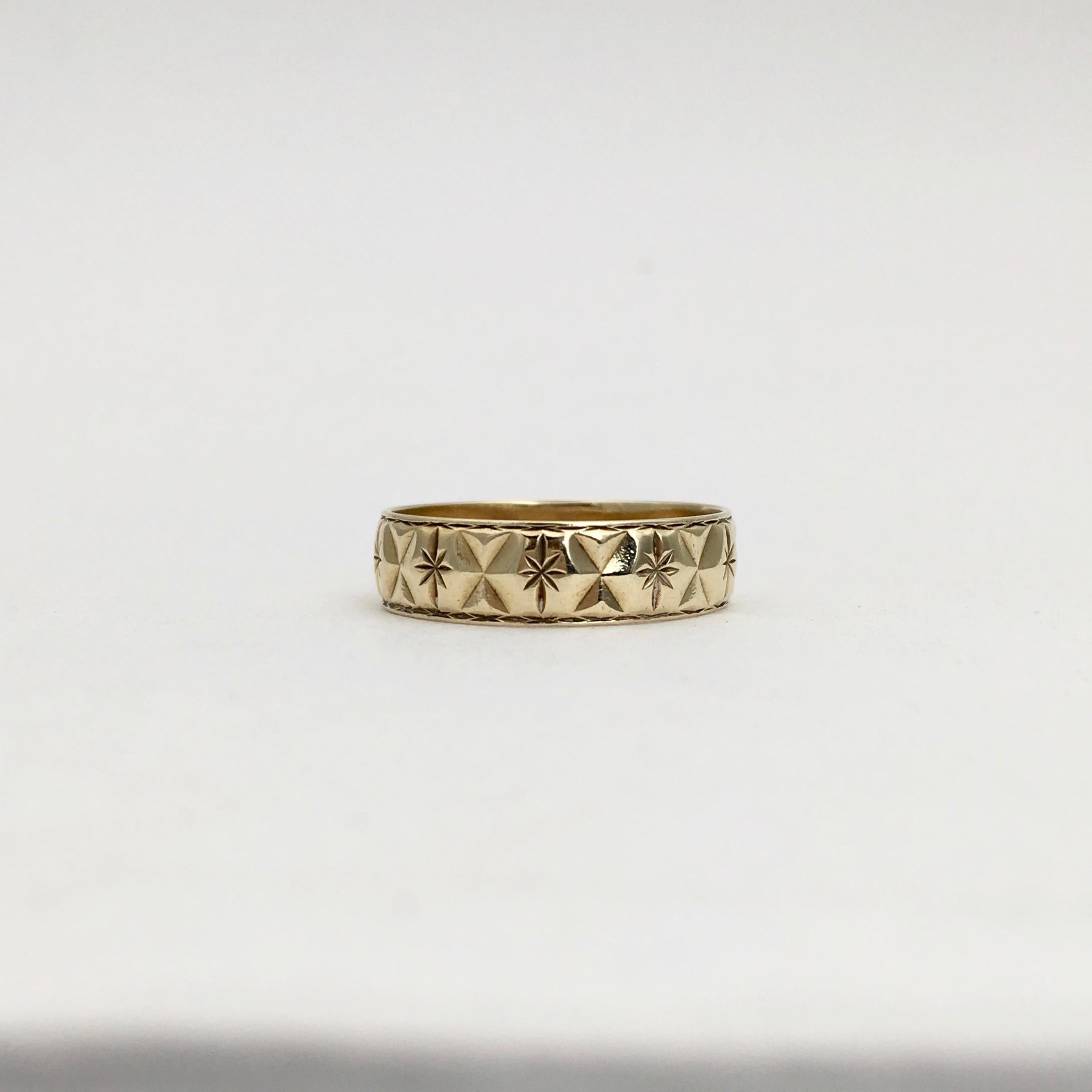 This lovely 9ct gold ring has stylish etching all the way around the band. A full set of hallmarks date the ring to 1986 and indicate that it was made in London, England. The ring is also engraved lightly with 'B961 - N' inside the band. It makes