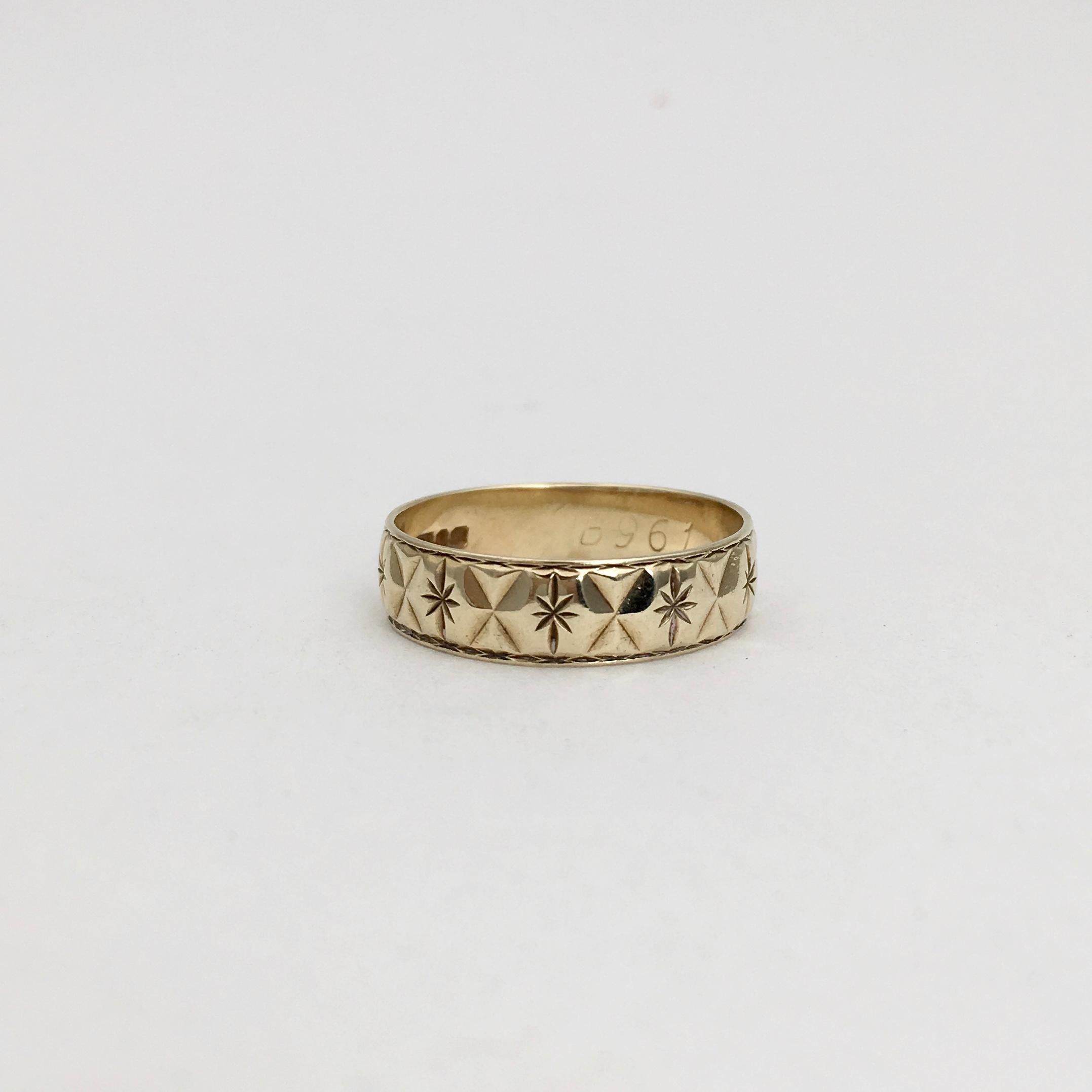 Contemporary Gold Vintage Jewelry Engraved Stars Wedding Band Stacking Ring English, 1980s