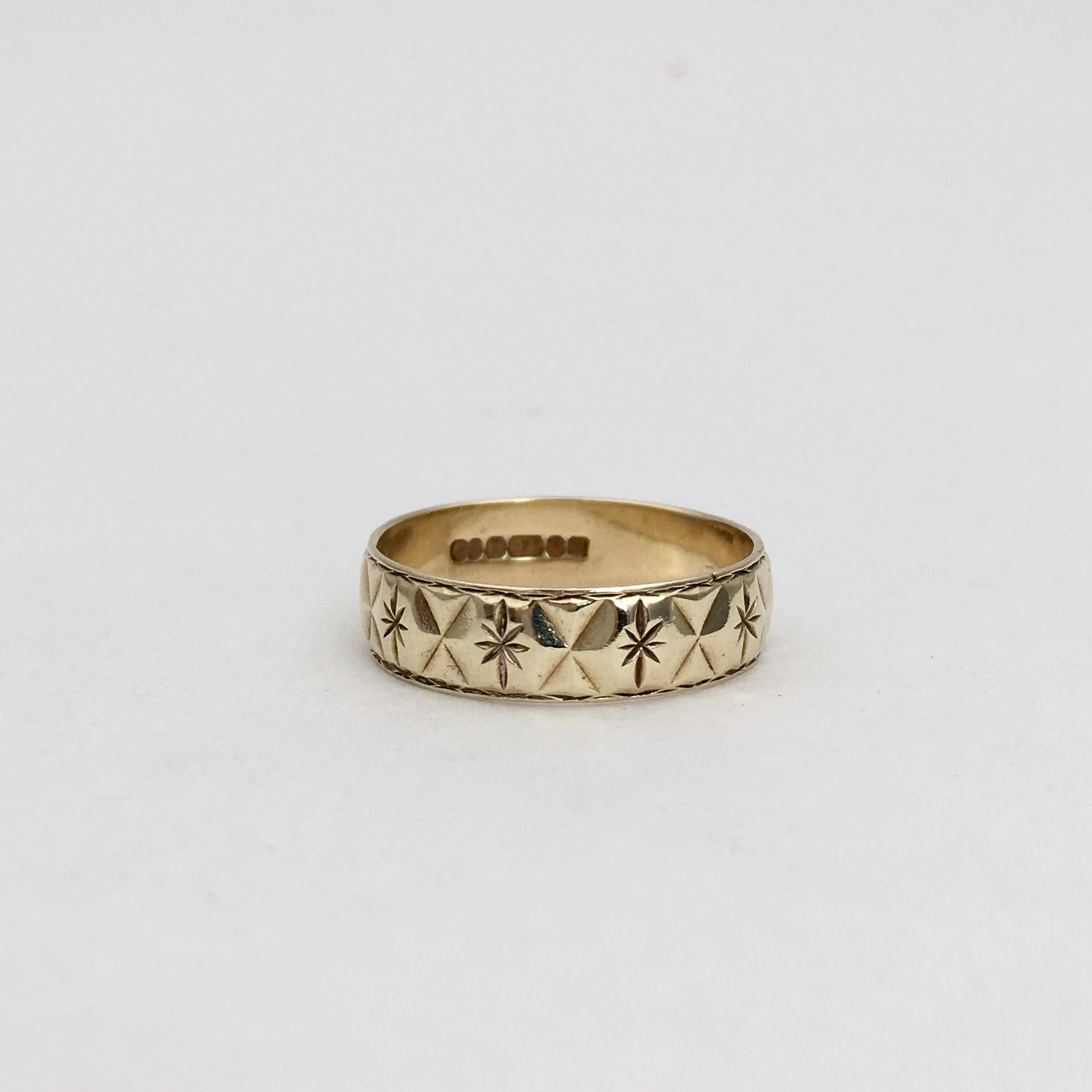 Gold Vintage Jewelry Engraved Stars Wedding Band Stacking Ring English, 1980s In Excellent Condition In London, GB