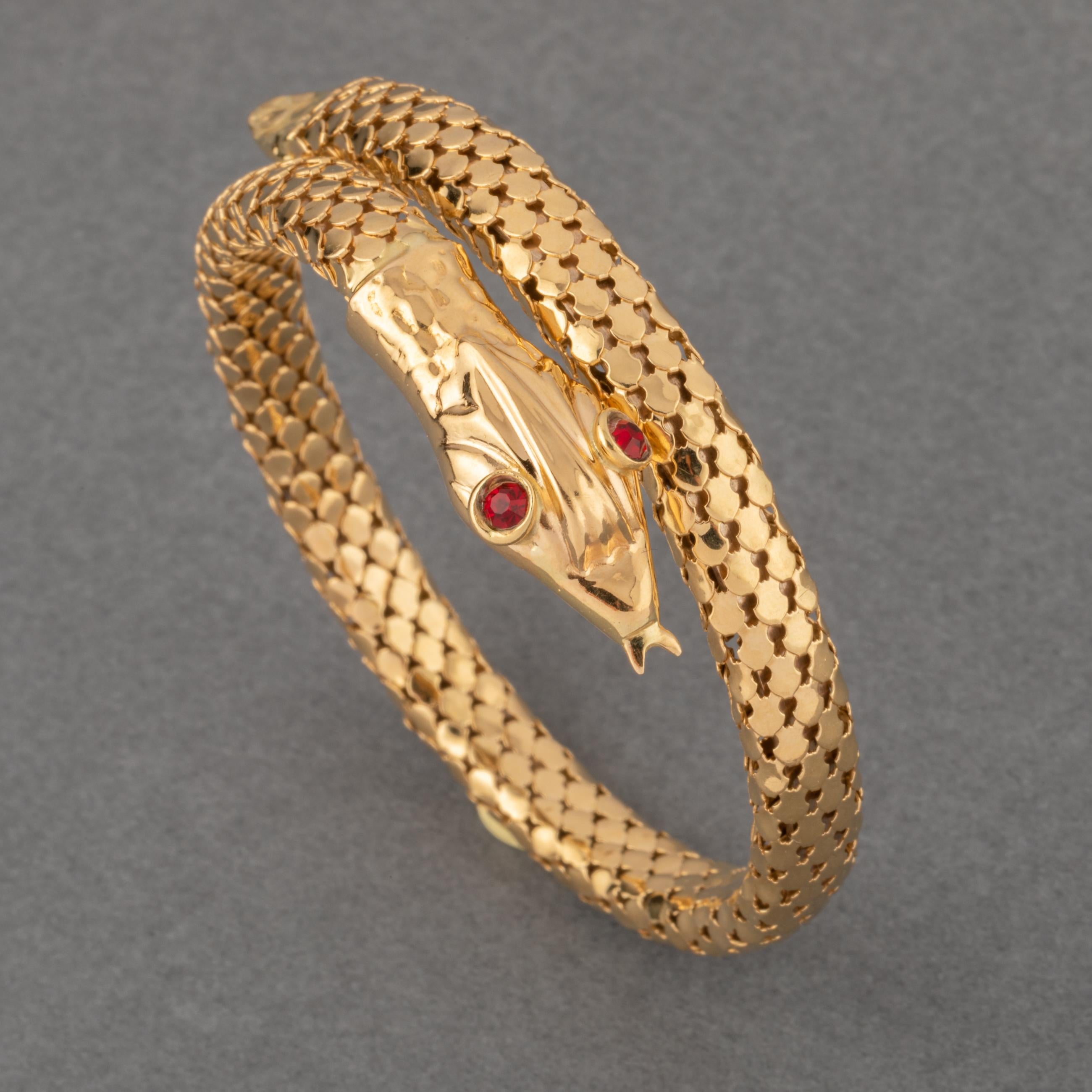 Ein schönes Retro-Armband. 
18 Karat Gold (französische Kontroll-/Importstempel). Rote Steine für die Augen.
8 mm Breite.
Gesamtgewicht: 29,80 Gramm.