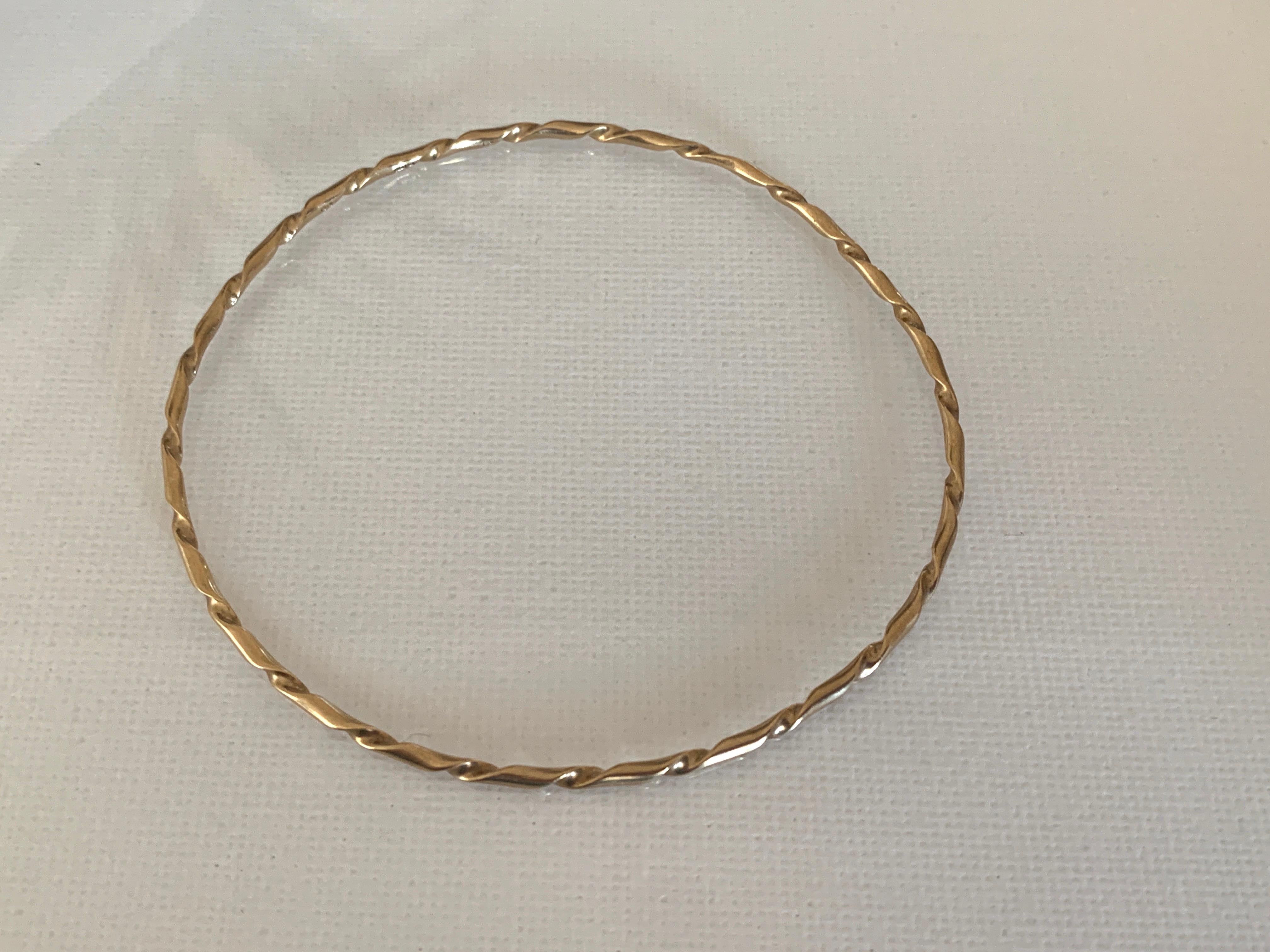 Brazalete Vintage Oro 375 9ct
Diseño retorcido - sólido, no hueco
Sellos británicos completos
Circa finales del siglo XX - 1978
Medidas
Los brazaletes - diámetro interior 6,3 cm
                     - Circunferencia 19,8 cm equivalente a 7,8