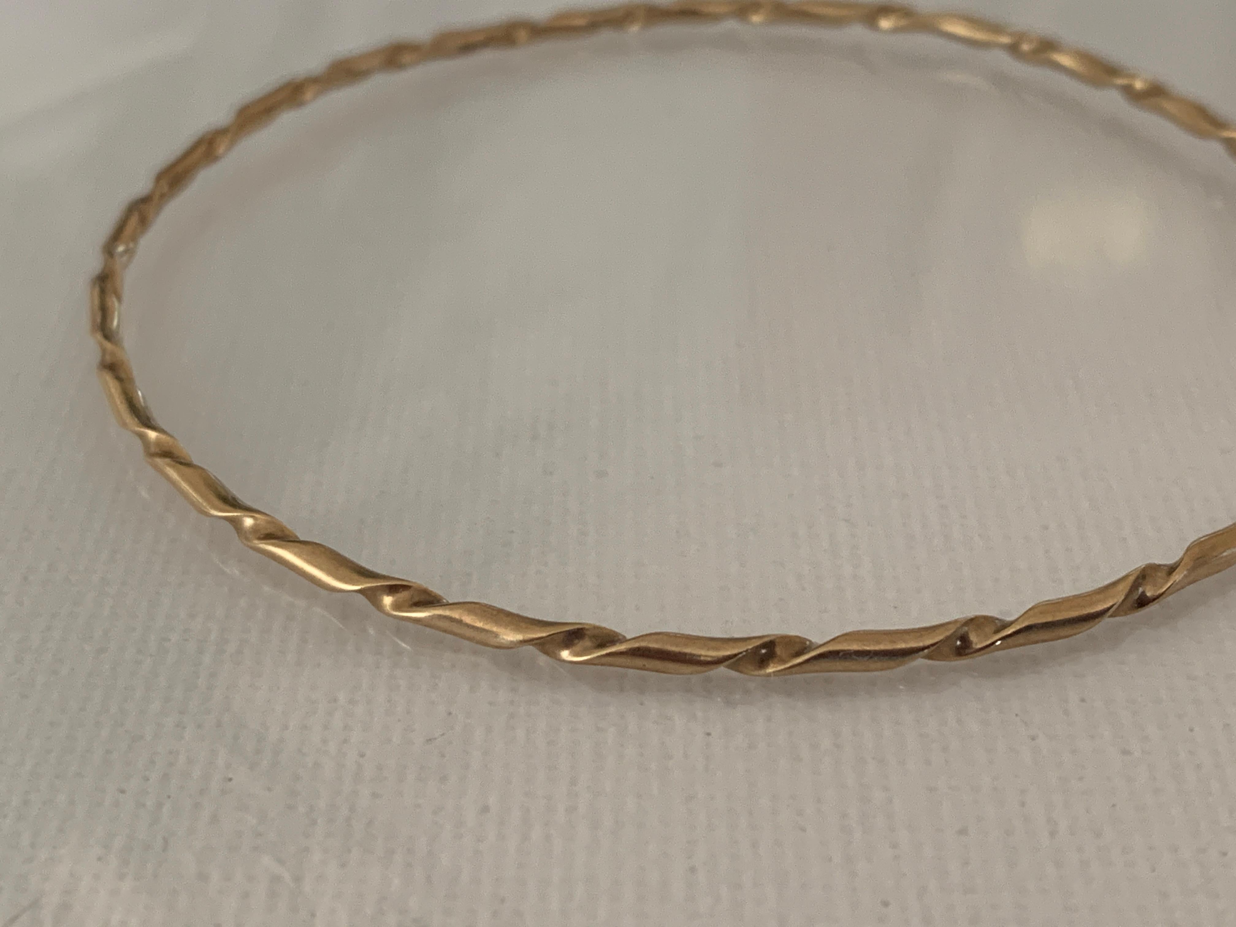 Brazalete Twist Vintage de oro Sellos británicos Circa 1978 Napoleón III en venta
