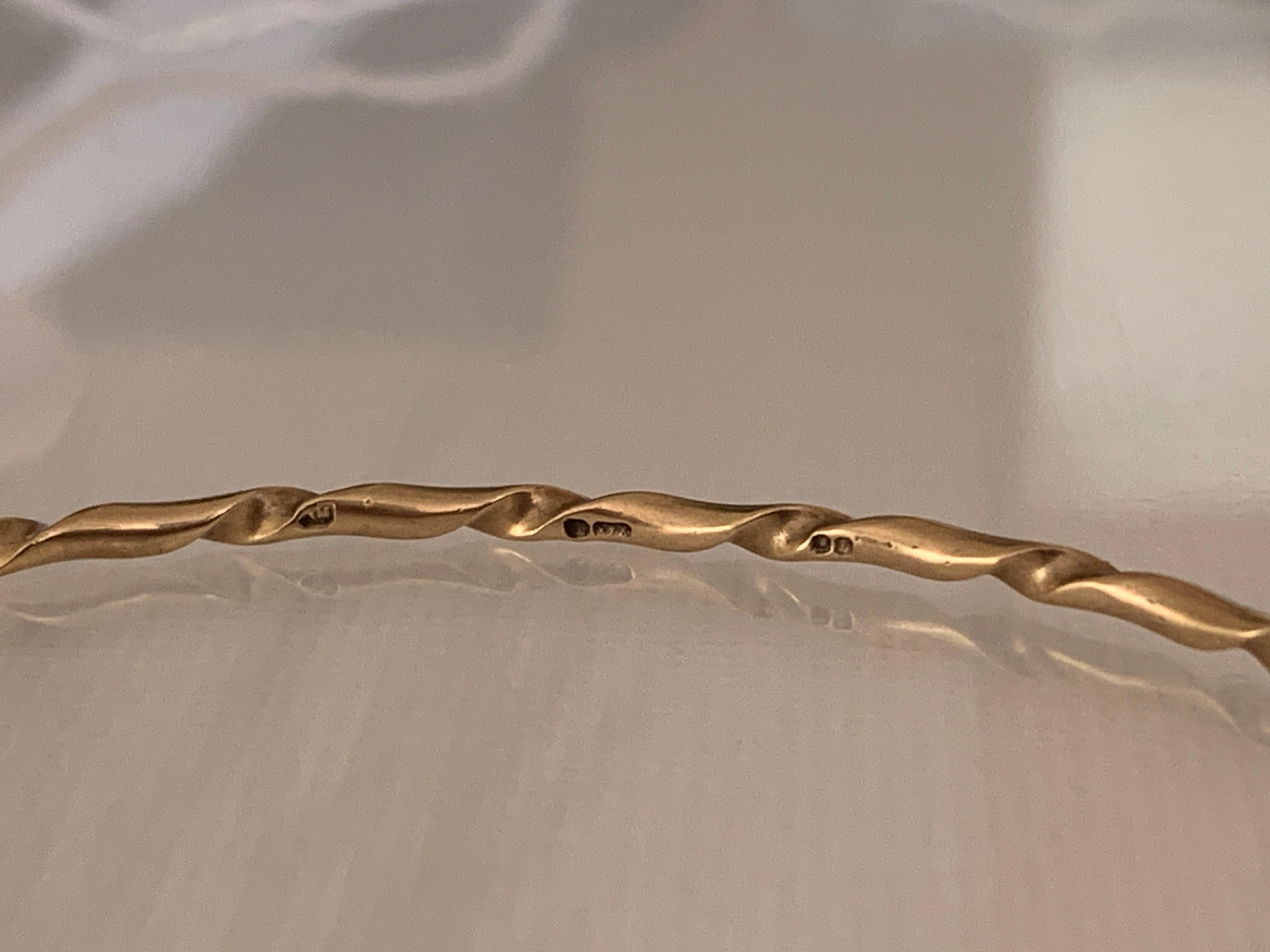 De las mujeres Brazalete Twist Vintage de oro Sellos británicos Circa 1978 en venta