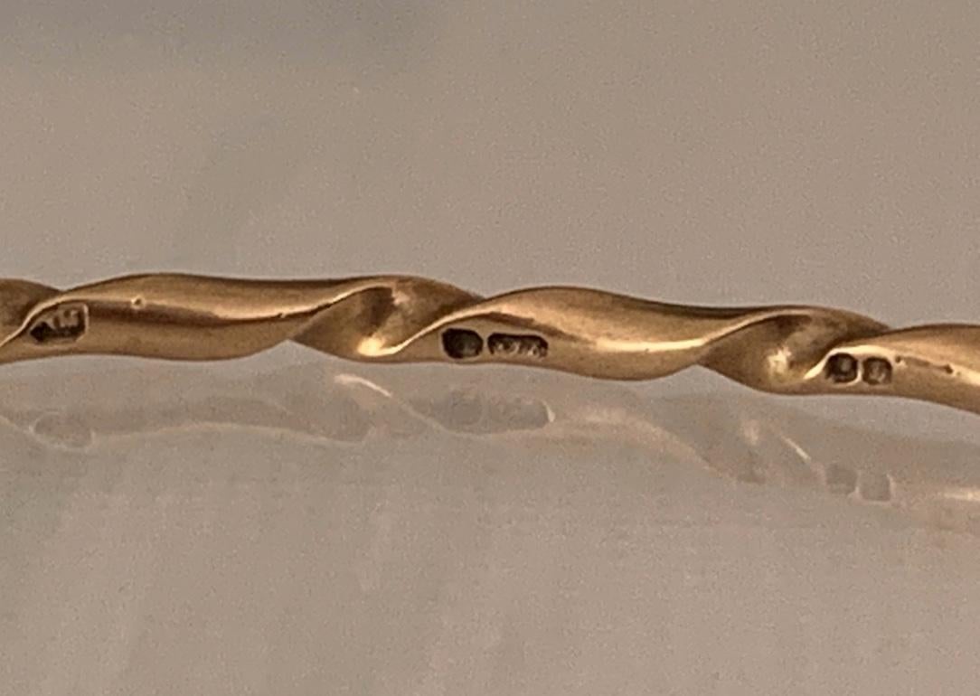 Brazalete Twist Vintage de oro Sellos británicos Circa 1978 en venta 1