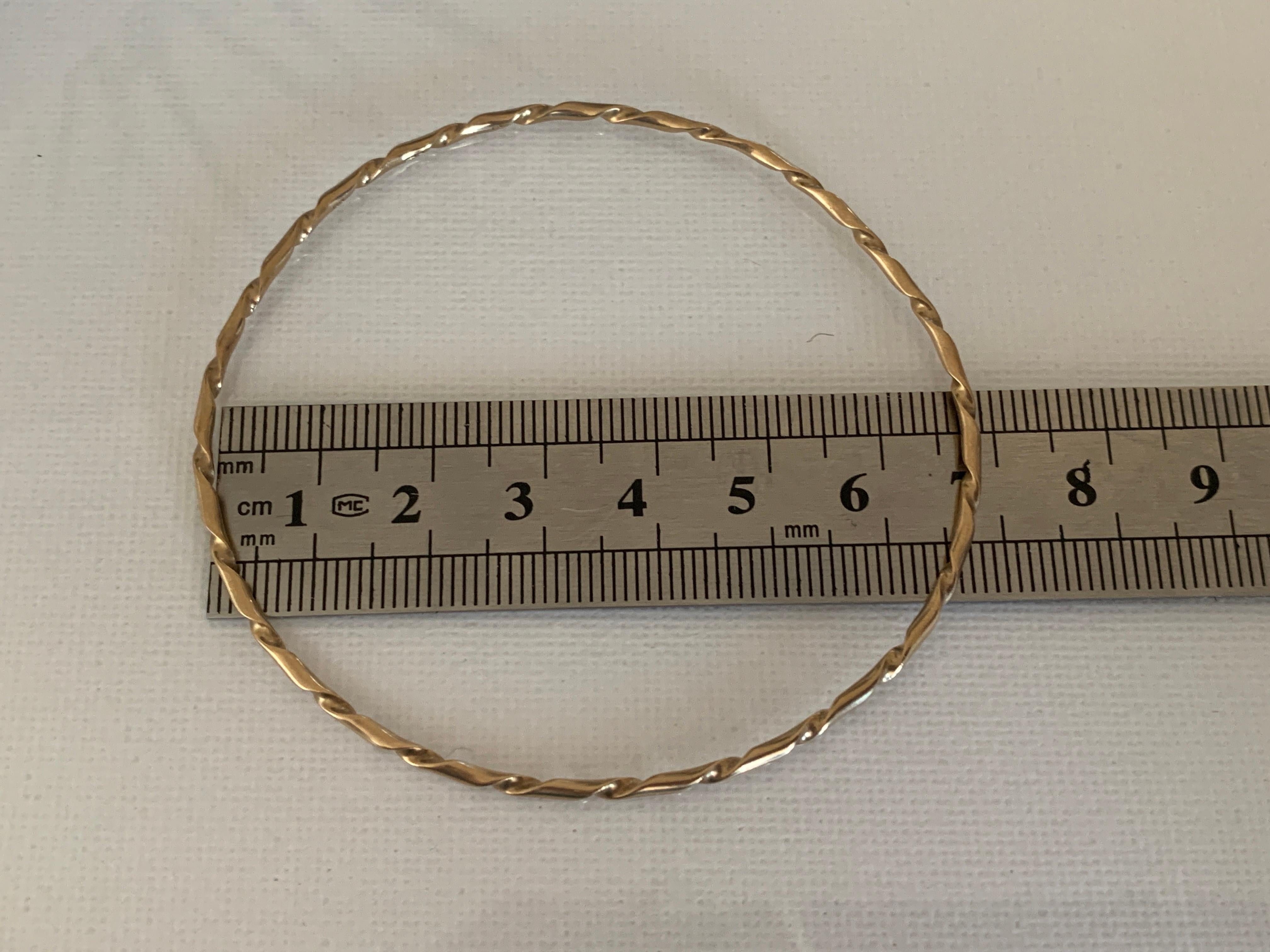 Brazalete Twist Vintage de oro Sellos británicos Circa 1978 en venta 2