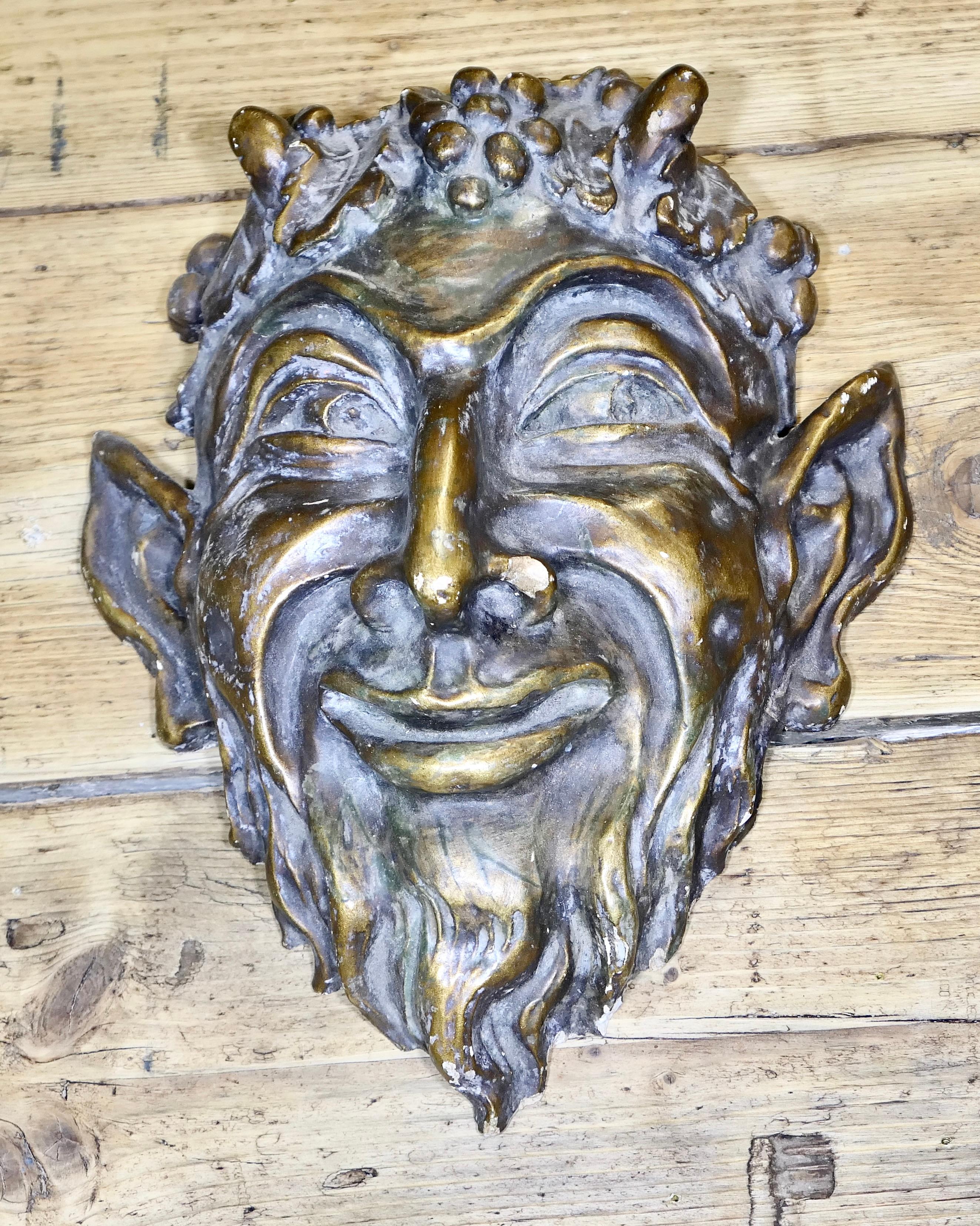 Goldene Wandmaske des Bacchus 

Dies ist ein altes Stück, der Bügel ist aus hartem Gips mit einem alten vergoldeten Finish gemacht
Es ist in allgemein gutem Zustand mit einer gealterten Oberfläche 
Die Klammer ist 5
15