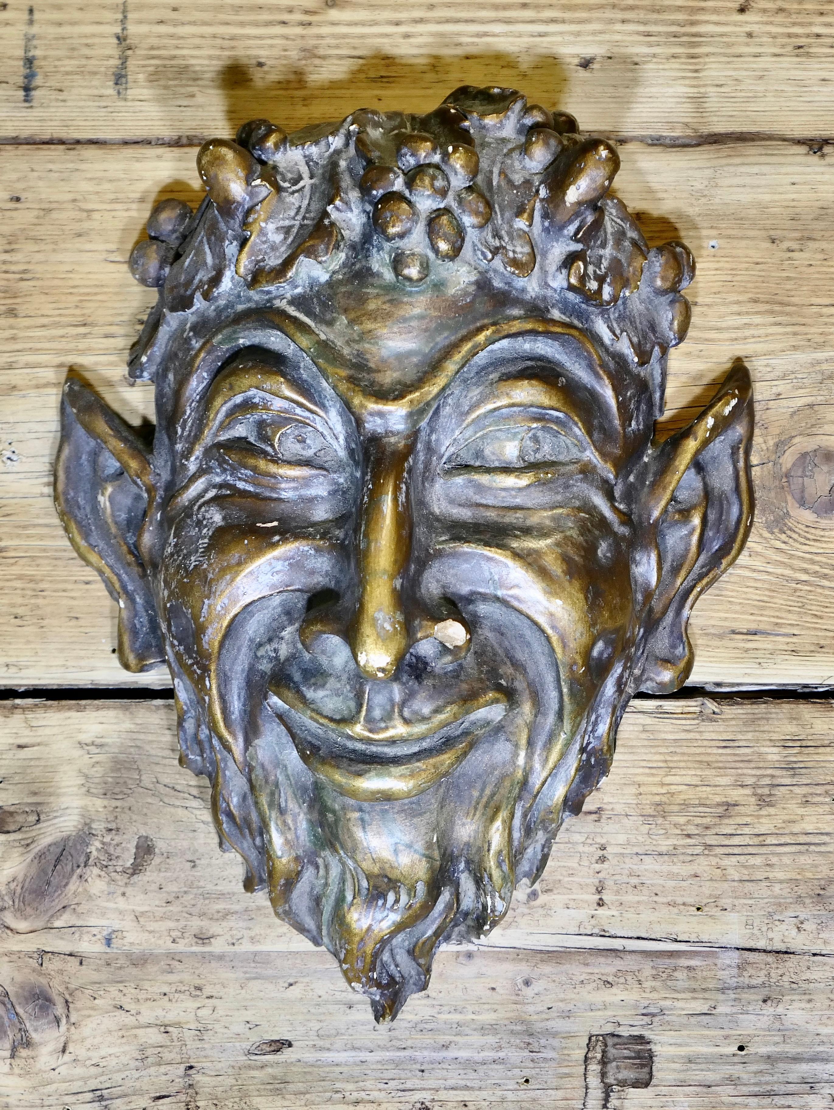 Goldene Wandmaske des Bacchus   Dies ist ein altes Stück, der Bügel ist aus hartem Blech gefertigt. (Klassisch-griechisch) im Angebot