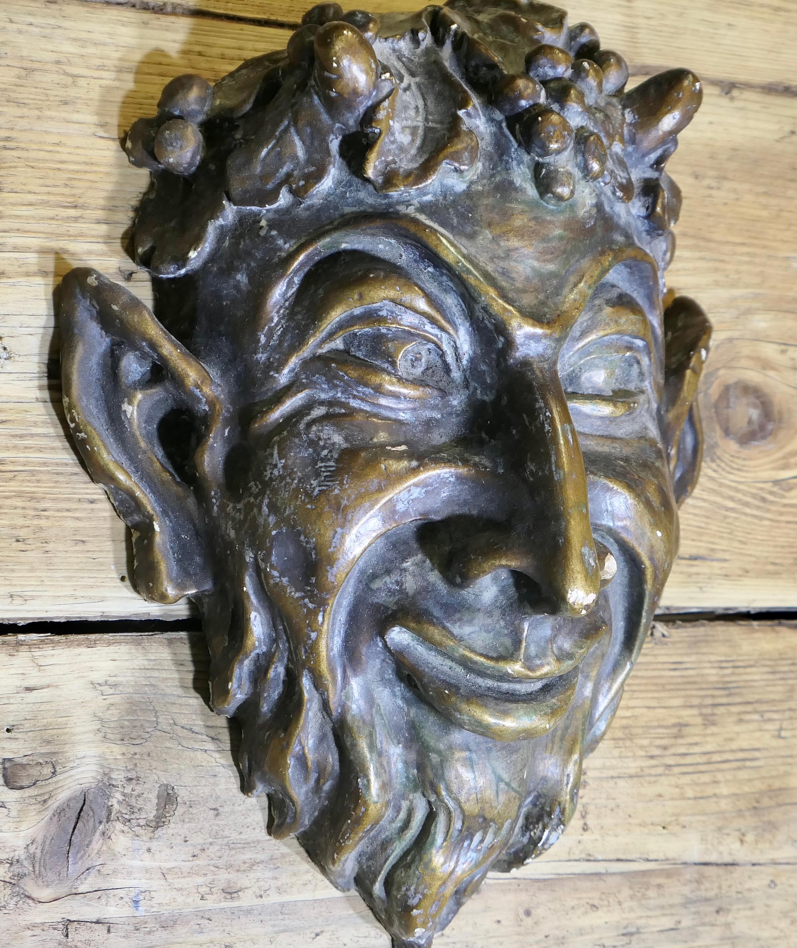 Goldene Wandmaske des Bacchus   Dies ist ein altes Stück, der Bügel ist aus hartem Blech gefertigt. im Zustand „Gut“ im Angebot in Godshill, Isle of Wight